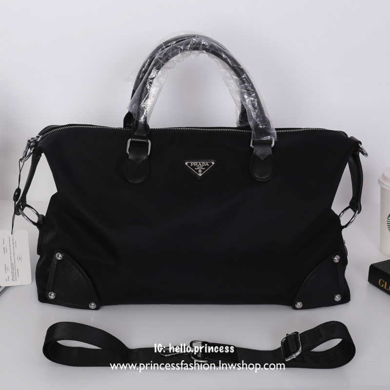 Prada Nylon Travel Bag สินค้า Premium gift จากเค้าเตอร์แบรนด์ต่างประเทศ แท้💯 กระเป๋าเดินทางทรงหมอนสุดฮิต วัสดุผ้า nylon เนื้อหนา คุณภาพดี อะไหล่เงินสวยหรู ตามแบบฉบับแบรนด์ ด้านหน้าประดับ logo brand ช่องหลักเปิดปิดด้วยซิป ภายในโล่งกว้างจุได้เยอะแบบ