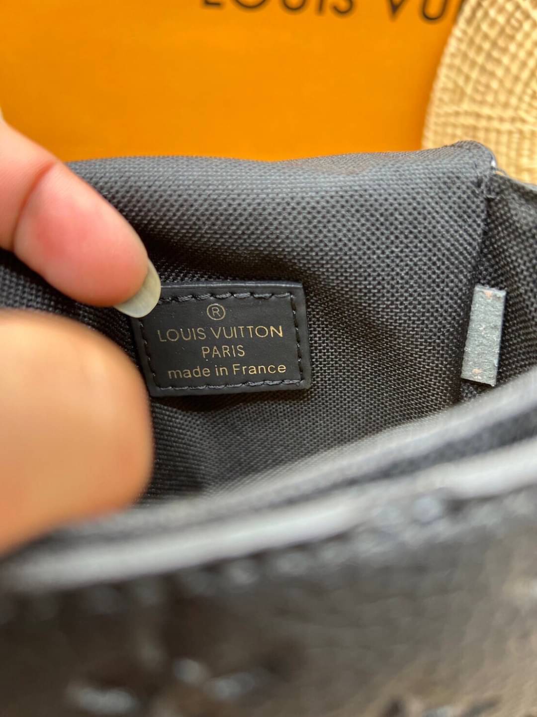 LV S-Lock Vertical wearable wallet / LV Phone bag Black Taurillon Monogram leather Cowhide-leather trim เกรดออริจินอล ใช้ได้ทั้งผู้หญิงผู้ชาย พร้อมส่งที่ไทย ภาพสินค้าถ่ายจากงานขายจริง ใช้งานต่างประเทศได้