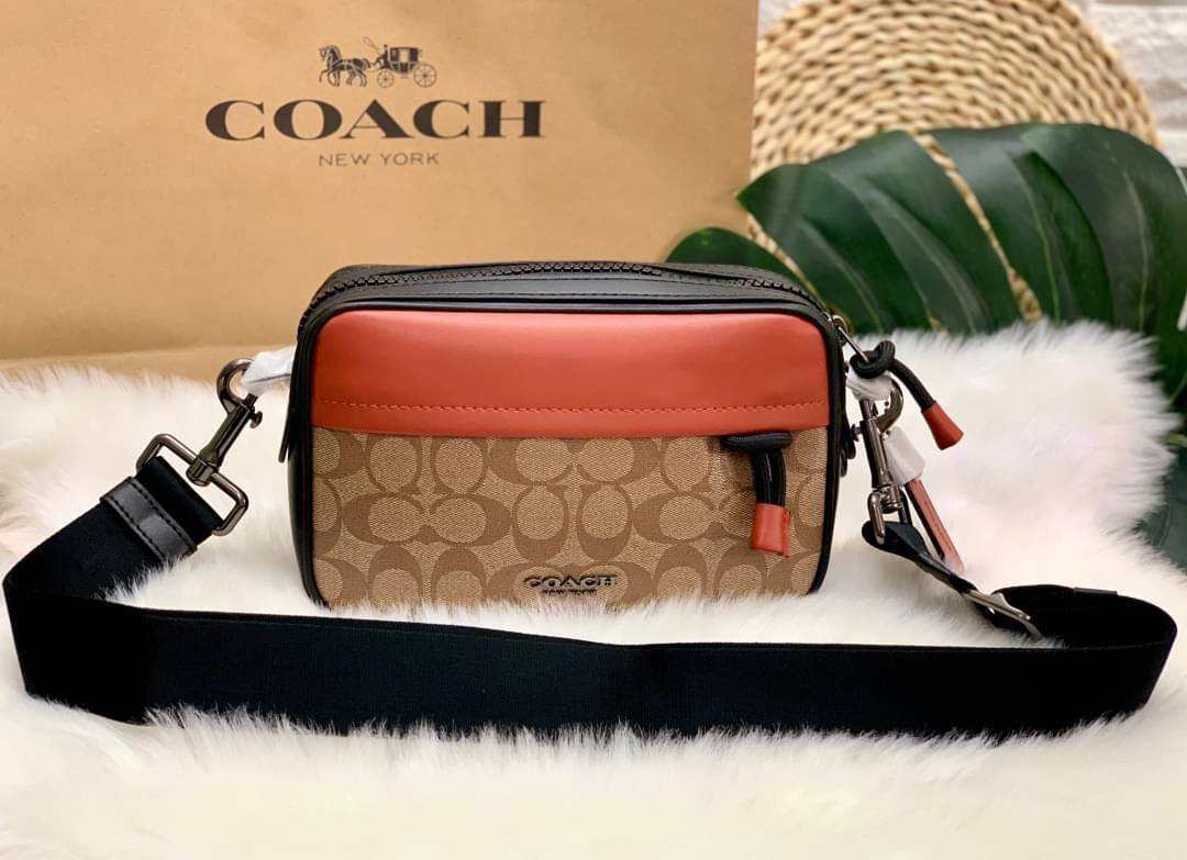 COACH GRAHAM CROSSBODY IN COLORBLOCK SIGNATURE ((83133)) พร้อมส่งค่ะ! กระเป๋าสะพายครอสบอดี้ร์ หนังแท้อย่างดี นิ่มมือค่ะ ด้านหน้ามีหนึ่งช่องซิปซ่อนใส่ของจุกจิก เปิดปิดช่องหลักแบบซิปที่จับมีเชือกผูกเพื่อให้ง่ายต่อการรูดค่ะ ภายในโล่งสามารถใส่กระเป๋าเงินใบยาว