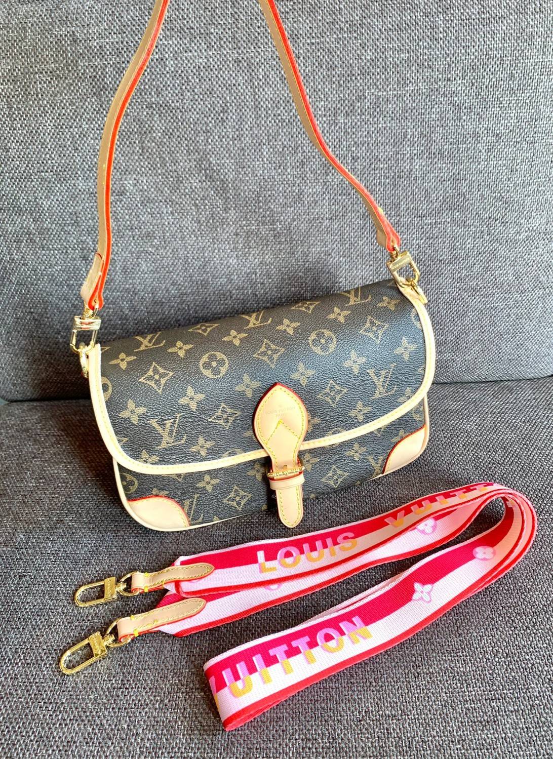 LOUIS VUITTON DIANE MONOGRAM พร้อมส่ง สุดคุ้ม! กับกระเป๋าLV พรีเมี่ยมกิฟ ตปท. หนังแท้ นิ่ม ทรงสวยมากๆค่ะ ((พื้นผิวหนังเป็นการขัดตามธรรมชาติจะมีรอยดำๆตรงขอบหนังนะคะ)) รุ่นนี้มาในลุคสวย หรู ดูชิล เพราะไม่ว่าลุคไหนๆก็เอาจริงๆจ้า! เปิดปิดกระเป๋าแบบกระดุมแม่เห