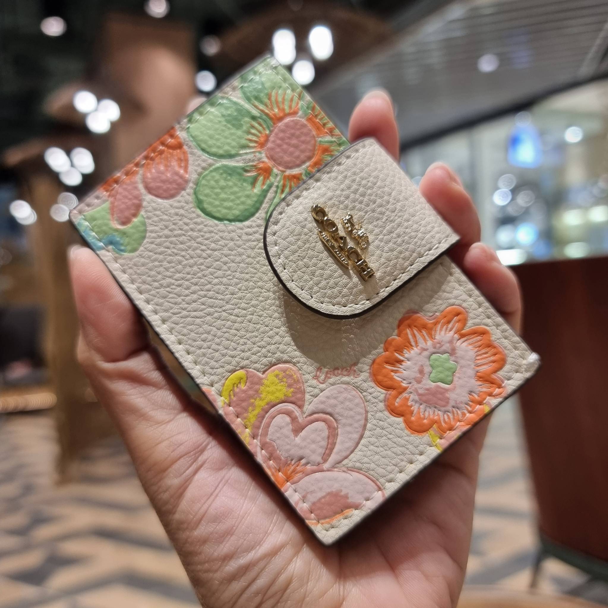 COACH C8325 ACCORDION CARD CASE WITH DREAMY LAND FLORAL PRINT ไอเท็มที่ทำใจฟูจัดเลยจ้า กับกระเป๋าถนอมบัตร ที่สาวๆตามหา ดีไซน์ลวดลายน่ารักมากๆ ขนาดกะทัดรัด พกพาสะดวก วัสดุหนัง pepble ภายในเป็นช่องใส่บัตรได้หลายใบ เหมาะมากสำหรับใครที่มองหากระเป๋าแบ่งสัดส่วน