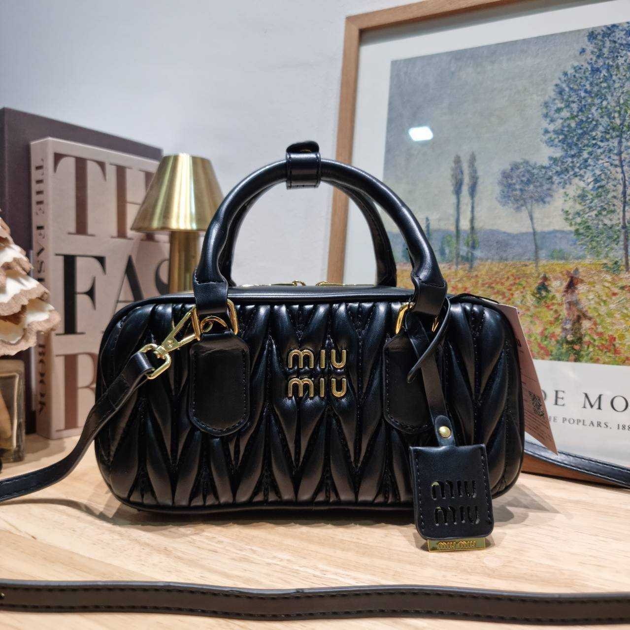MIU MIU ARCADIE METELASSE LEATHER BAG กระเป๋าถือ/สะพายสุดชิค ที่ไม่มีตอนนี้คือพลาด ดีไซน์เพิ่มดีเทล ด้วยการเดินด้ายเป็นเอกลักษณ์ สวยดูแพง หูจับในตัวง่ายและสะดวกพกพา