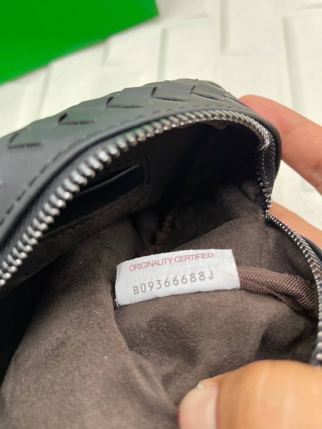 1Zip Bottega Veneta Intrecciato Travel Pouch กระเป๋าทรงพอชพร้อมหูจับในตัว รุ่นยอดนิยม สวยหรูคลาสสิค ดีไซน์หนังสานตารางโดดเด่นเป็นเอกลักษณ์ที่คงความเรียบหรูดูแพงไว้อย่างลงตัว กิมมิคที่ใครๆก็อยากเป็นเจ้าของ ที่มีทั้งความหรูหราและสปอร์ตในตัว