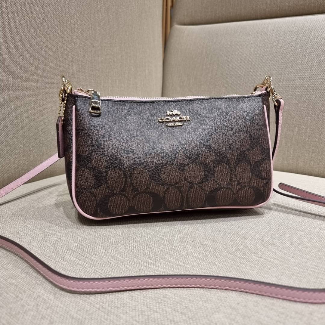 COACH 36674 TOP HANDLE POUCH IN SIGNATURE JACQUARD กระเป๋าทรงพอช ยอดฮิต ยกขึ้นแท่น ด้วยดีไซน์ที่ออกมาให้ใช้งานได้ง่าย ขนาดกำลังเหมาะ วัสดุหนังแคนวาสทนทาน ดีไปหมดขนาดนี้!! คุณลูกค้าถึงสั่งกันรัวๆจริงๆ ภายในโล่งกว้าง ใส่โทรศัพท์ได้ทุกรุ่น มาพร้อมสายคล้องแขน