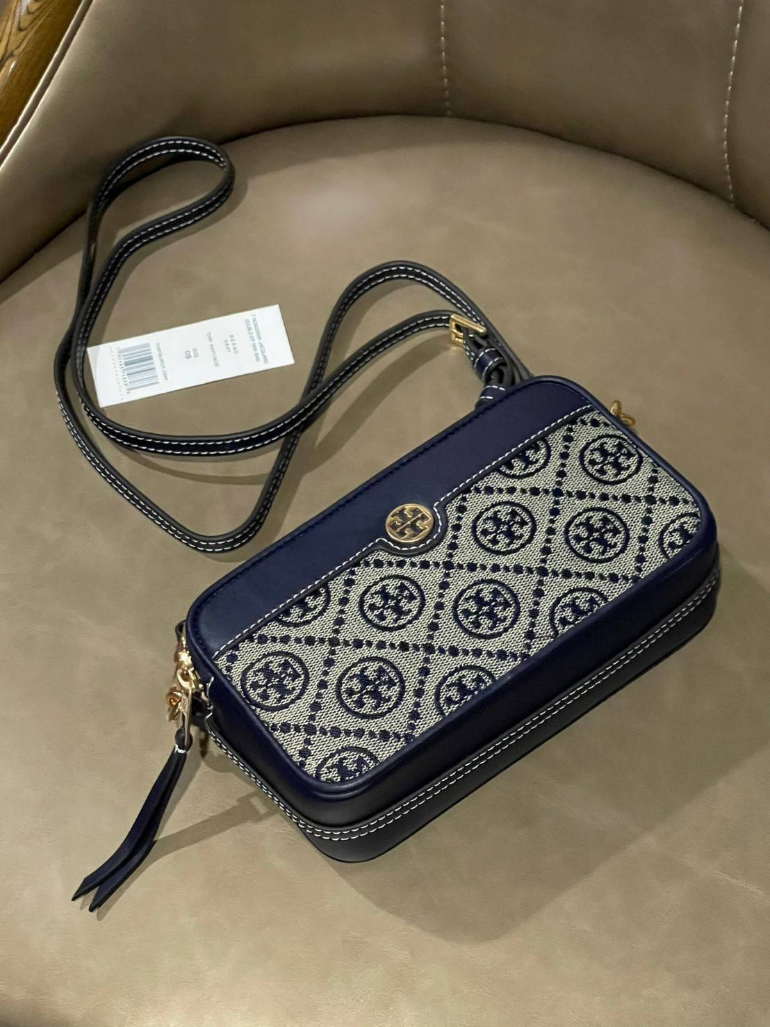 ของแท้ 💯% Tory burch t monogram jacquard double-zip mini bag พลาดไม่ได้กับTory burch ที่รนำเอาลวดลาย T Monogram มารังสรรค์ลงบนไอเท็มต่างๆ ในคอลเล็กชั่นการทอลายแบบแจ็กการ์ดสุดประณีต