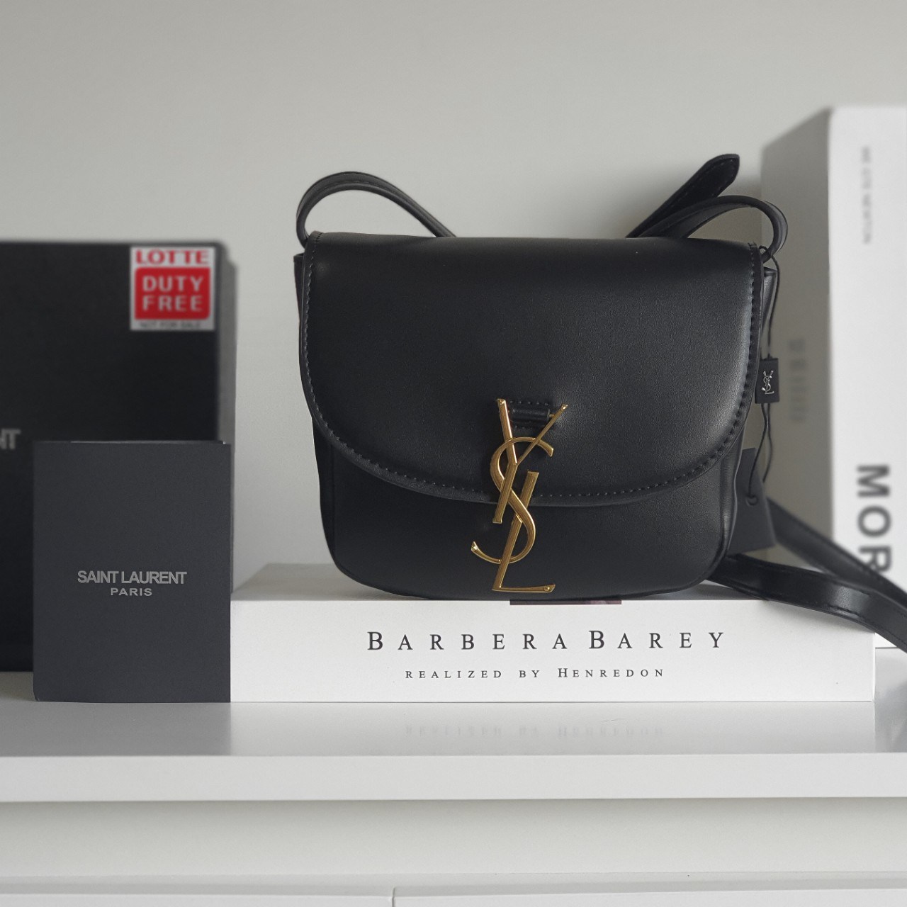 YVES SAINT LAURENT YSL BAG VIP GIFT WITH PURCHASE (GWP) พรีเมี่ยมกิ้ฟ Limited Edition จาก YSL DUTY FREE COUNTER ทรงสี่เหลี่ยมหนังสวยหรูอยู่ทรงเปิดปิดด้วยฝาปิดโลโก้แบรนด์อะไหล่ทองวินเทจ ภายในโล่งมีช่องหลัก และช่องใส่บัตรสามารถใส่มือถือของใช้จุกจิกได้เยอะ ส