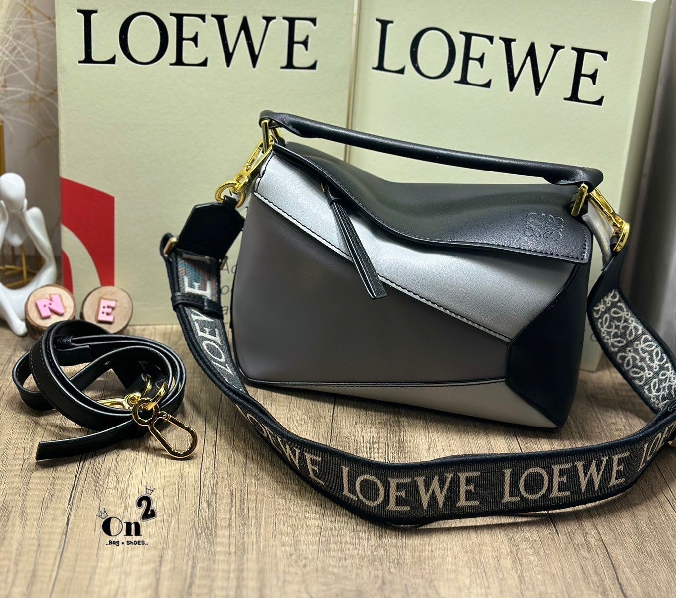 LOEWE Puzzle bag กระเป๋าสะพายแบรนด์หรู ทรงคล้ายลูกลักบี้ มาพร้อมสายยาวผ้าแจ็คการ์ด สวยงามมากค่ะ เกรดออริ ใช้งานต่างประเทศได้