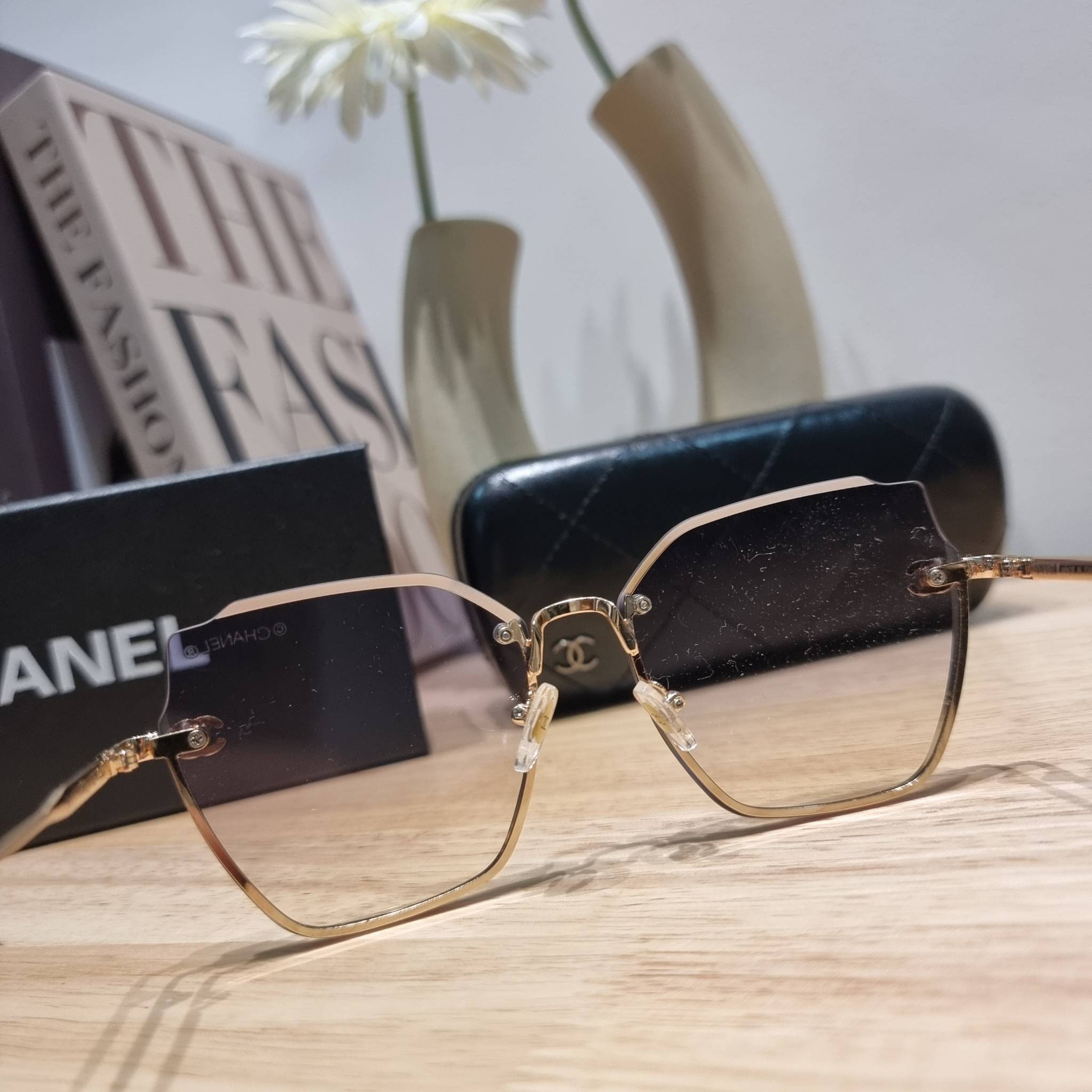 Chanel Sunglasses UV protection gift Box set สุดคุ้ม มาพร้อมอุปกรณ์ครบเซ็ท ดีไซน์ชิคมากแม่!! รับรองไม่ซ้ำใคร ใส่เสริมโหงวเฮ้ง ดูผู้ดี มีพกติดตัวไว้ไม่ตกเทรนด์ ใช้ได้ทุกโอกาส