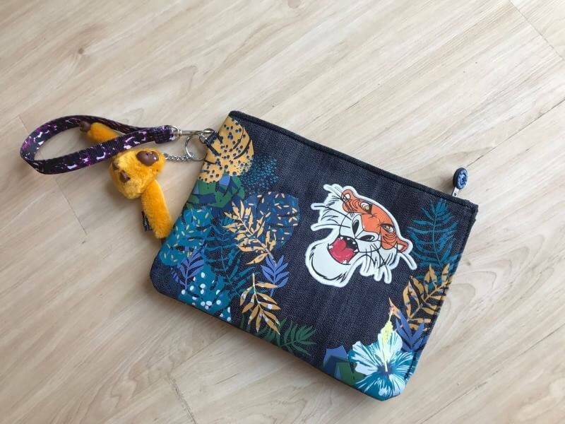 KIPLING ELLETRONICO DISNEY’s JUNGLE BOOK POUCH กระเป๋าคล้องมือทรงพอรช์จากการ์ตูนวอลท์ดิสนีย์ ที่วาดลวดลายลงบนกระเป๋า สำหรับใส่ของจุกจิก มือถือ กระเป๋าสตางค์ เครื่องสำอางค์ได้ มาพร้อมพวงกุญแจขนปุกปุย ภายในมีช่องเล็กแยกเป็นสัดส่วน สามารถคล้องมือถือเก๋ๆเลยคร