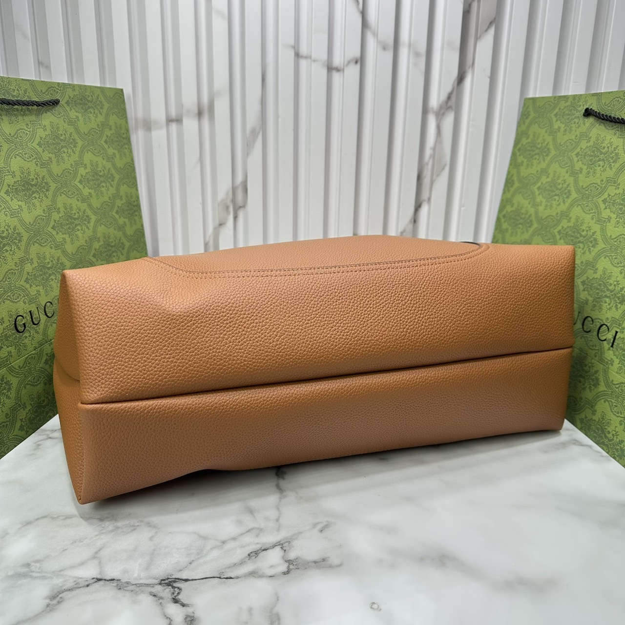 Gucci Softbit maxi shoulder bag โฉมใหม่ล่าสุด กับกระเป๋าสะพายรูปทรงใหม่เรียบหรูด้วยหนังลายเกรน ใบใหญ่จุใจพร้อมใบลูกเข้าเซ็ท ตกแต่งอะไหล่ Horsebit ครึ่งรูปขนาดใหญ่ด้านหน้าสวยหรูโดดเด่น สวยผู้ดี ดารา เซเลปใช้กันเพียบ