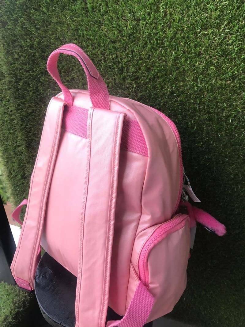 Kipling Matta Small Metallic Backpack กระเป๋าเป้ขนาดกำลังดี วัสดุไนล่อนเคลือบกันน้ำ มีน้ำหนักเบา มีช่องเก็บของหลายช่อง แบ่งเป็นช่องด้านหน้า 2 ช่องและด้านข้างอีก 2 ช่อง ช่องใหญ่ปิดเปิดด้วยซิปคู่ภายในมีช่องซิป ช่องใส่ของจุกจิกและสายห้อยพวงกุญแจ ด้านหน้าประด