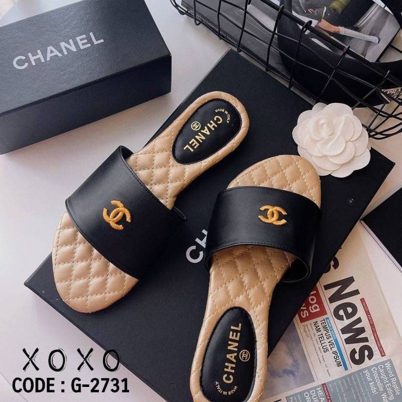 CHANEL SANDALS แตะสวม สวย เรียบ หรู งานชิค แมทส์ชุดง่าย น้ำหนักเบา วัสดุหนัง PU ปักเดินด้ายโลโก้แบรนด์ พื้นงานเย็บตาราง