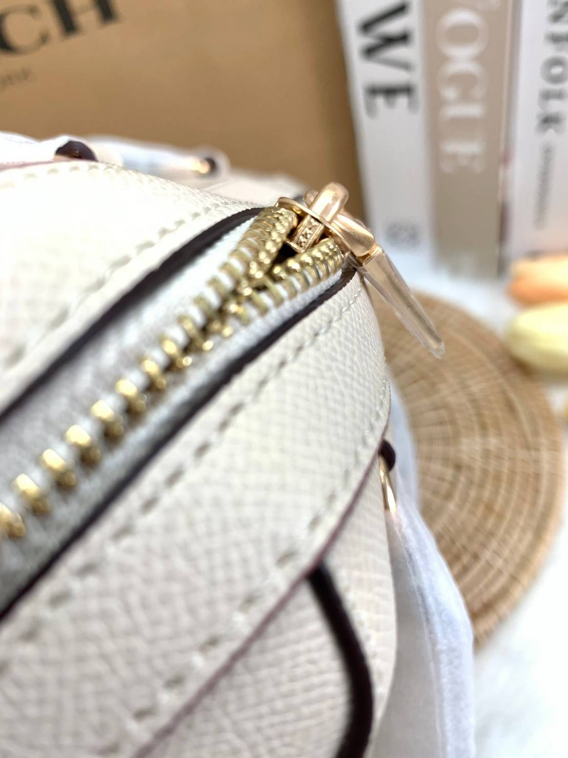 COACH ROWAN SATCHEL BAG ((79946)) กลับมาอีกครั้ง พร้อมสีหายากค่ะ! กระเป๋าหิ้วทรงหมอนสุดฮิตของสาวๆ//สะพายข้างได้ หนังแท้ ลายหนังสวย ทรงสวย ด้านหน้ามีช่องซิปให้หนึ่งช่อง เปิดปิดช่องหลักแบบซิป ภายในกว้างใส่ของจำเป็นของสาวๆได้ครบ มีช่องเล็กและช่องซิปใส่ของจุก