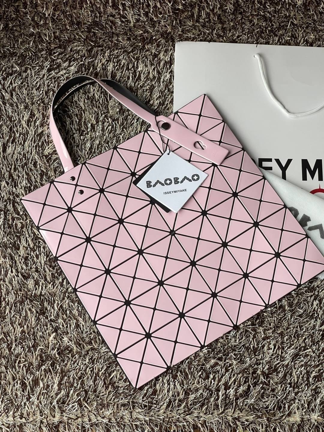 Baobao Issey Miyake 6x6 กระเป๋า Tote รุ่นนี้ถือว่าเป็นกระเป๋า Tote ไซส์กลางที่เหมาะกับการพกพาสิ่งของที่จำเป็นในทุก ๆ วัน มาพร้อมสายที่สามารถปรับได้ทั้งสองสาย และมีช่องใส่ของช่องเล็กด้านใน 1 ช่อง จุของได้เยอะแถมยังทนทาน ใช้เป็น Everyday Bag ได้เลยคะ พกพาสะ