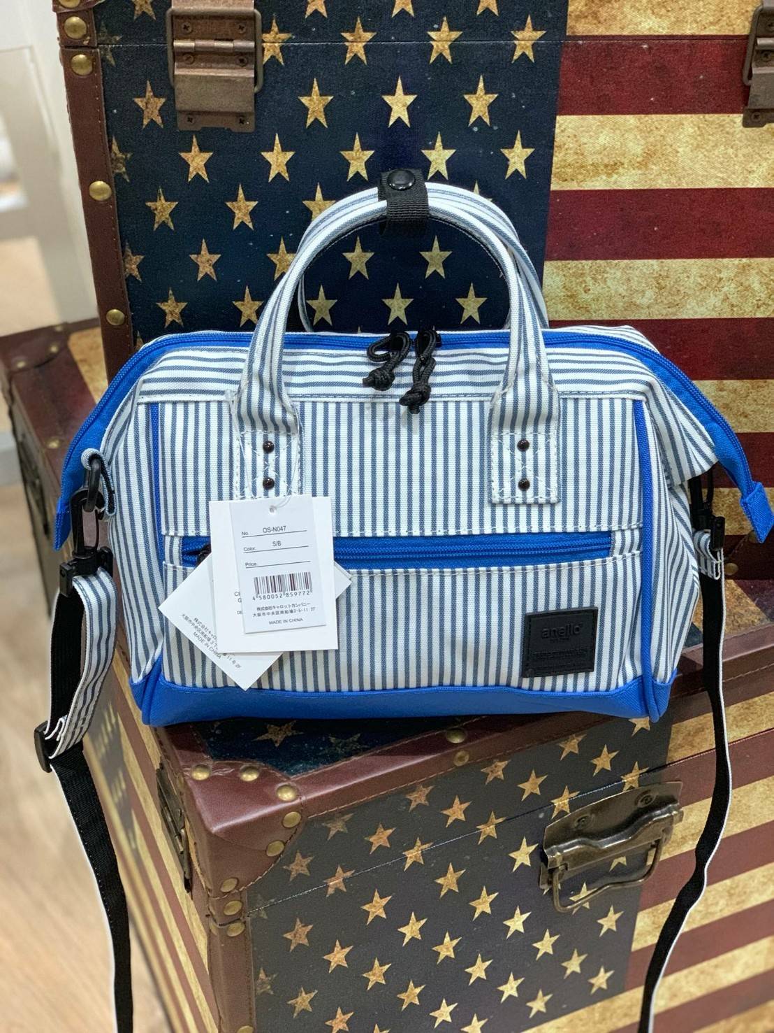 ANELLO MINI SHOULDER BAG MULTI COLOR OS-N047 รุ่นใหม่ชนช้อป!! กระเป๋าสะพายข้าง Multi Colors Collection สีสันสดใสสะดุดตา มี Logo เป็นยางนูนสีดำตัดกับสีกระเป๋า ทำให้ดูน่าใช้มากยิ่งขึ้น (Lining anello) วัสดุpolyester มีลักษณะเฉพาะตัวด้วยสี Two Tone ทั้งตัวกร