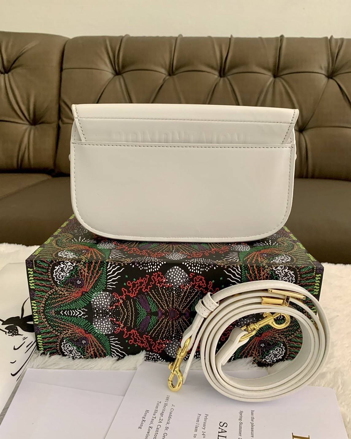 DIOR BOBBY EAST-WEST BAG (GWP) พรีเมี่ยมกิ้ฟ Limited Edition กระเป๋าสะพายขนาดกระทัดรัด น่ารักมากมาย วัสดุหนังแท้ (Calfskin) อะไหล่ทอง ตกแต่งด้านหน้ากระเป๋าแบบหัวเข็มขัด ประดับโลโก้ CD ด้านหลังสกรีนตัวอักษร "30 MONTAIGNE" มีช่องสำหรับเก็บของหนึ่ง