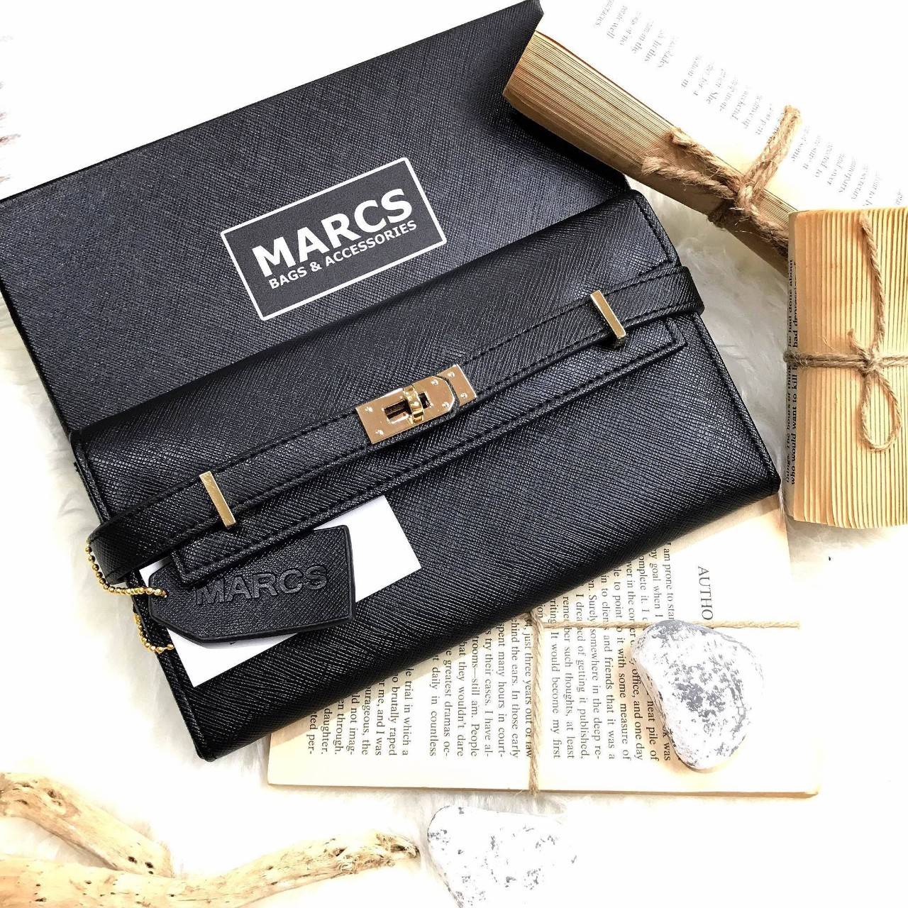 พร้อมส่งความสวย! NEW ARRIVAL! MARCS PADLOCK LONG WALLET กระเป๋าสตางค์ใบยาววัสดุหนัง Saffiano สวยหรูโดดเด่นด้วยสายหนังรัดกระเป๋าด้านหน้าสไตล์ Birkin ภายในมีโลโก้และมีช่องแบ่งหลายช่องเป็นสัดส่วนช่องใส่บัตรหลายช่อง มีช่องซิปสำหรับใส่เหรียญ ใส่ธนบัตร และ ipho