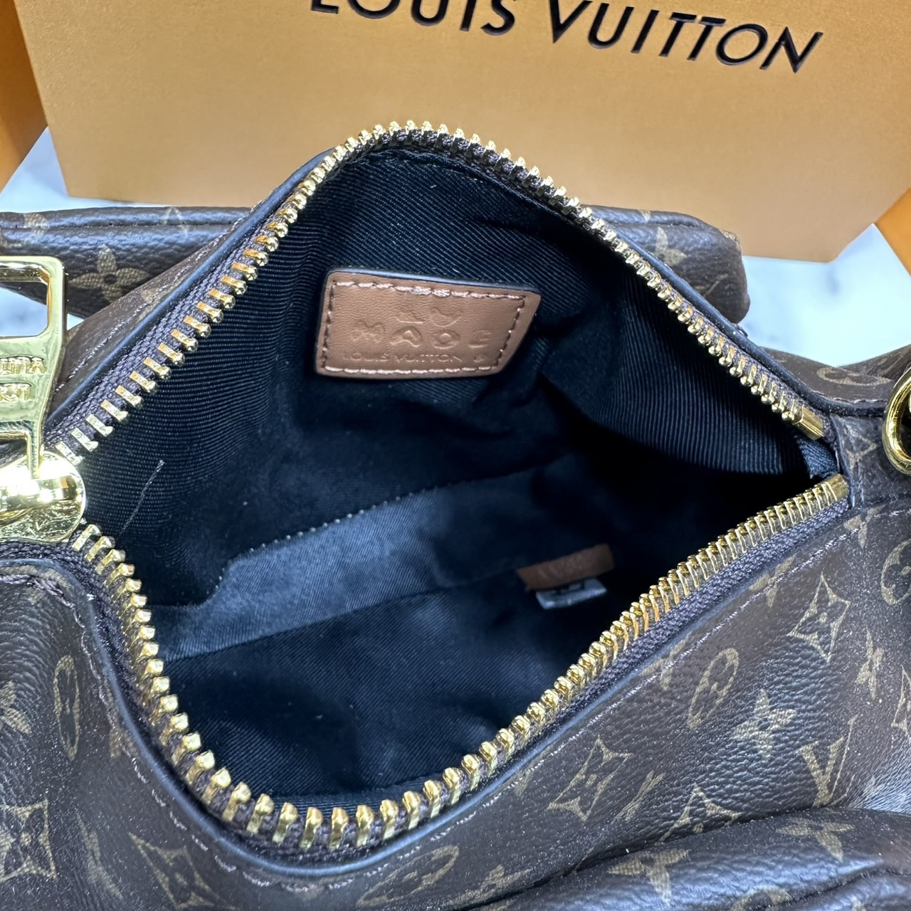 ORI หนังแท้ | LV Duck Bag Monogram coated canvas body and trim กระเป๋าดีไซน์รูปน้องเป็ด 3D กระเป๋าสะพายไหล่ขนาดกะทัดรัดรูปทรงสัตว์อันเป็นสัญลักษณ์ของสไตลิสต์สตรีทแวร์ผู้นี้