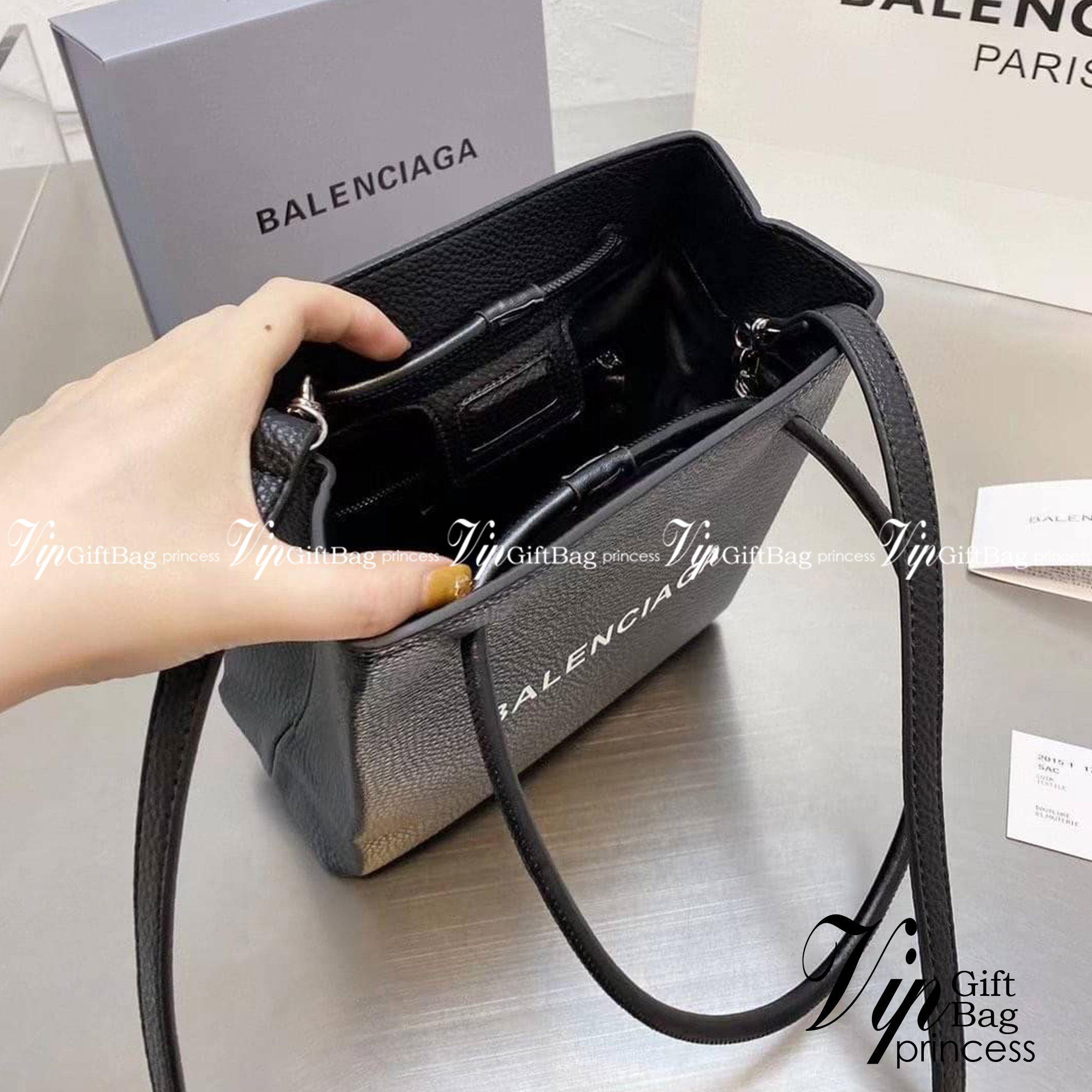 BALENCIAGA Shopping Tote Bag กระเป๋าทรงช็อปปิ้งทรงโท้ท ภายในโล่งๆไปเลย ใส่ของได้สบายๆ จุใจแบบเน้นๆ มาพร้อมสายสะพายครอสบอดี้จะคล้อง จะสะพายข้าง ก็สวยเลิศ ราคานี้คือคุ้มที่สุด ต้องมีแล้วจ้าไอเท็มเด็ดแบบนี้
