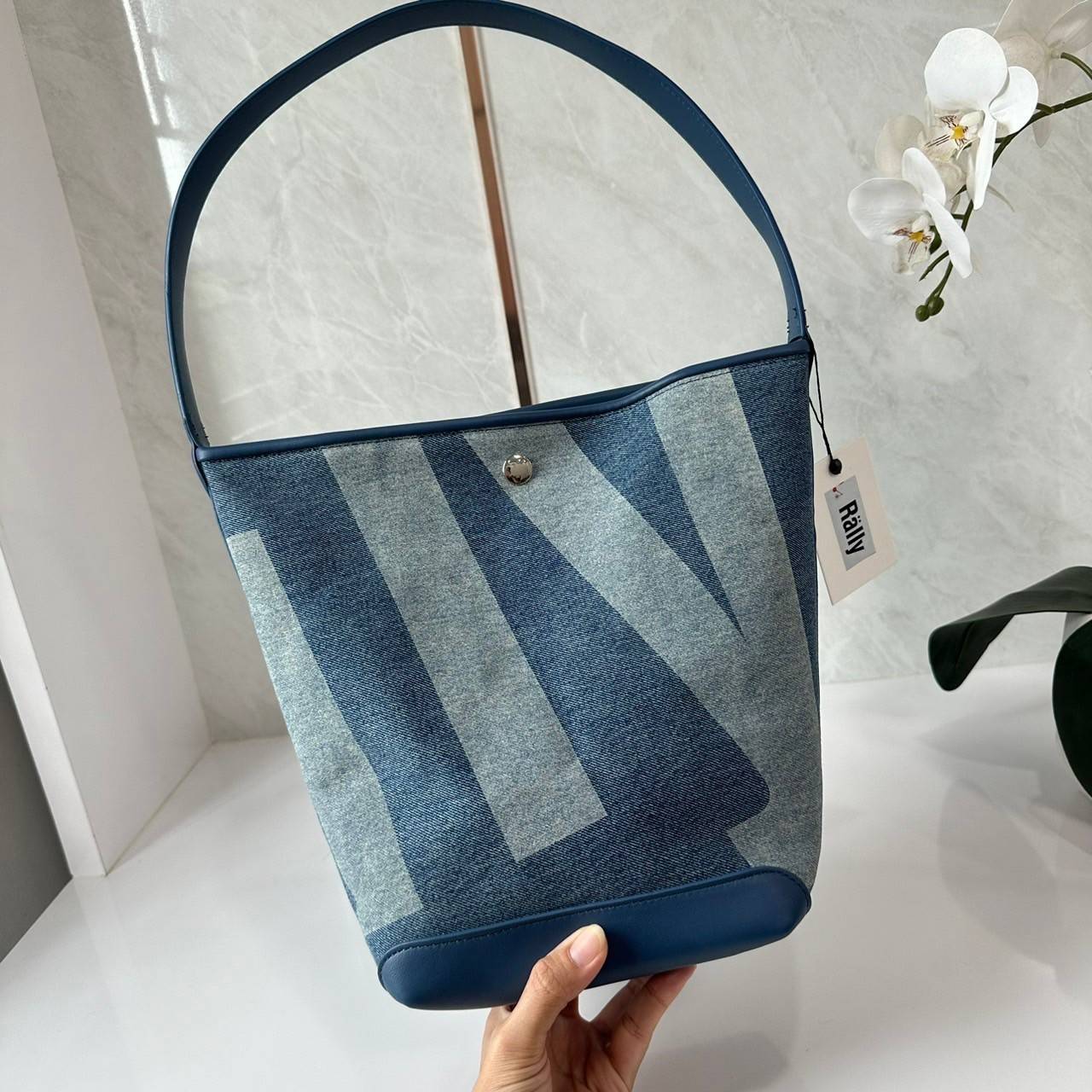 Rally movement the bag denim เป็นไอเท็มที่ฮอตสุดๆแห่งปีจริงๆ กับกระเป๋าทรงบัคเก็ต ที่ดีไซน์ออกมาคลาสสิคและใช้งานง่ายจริงๆ