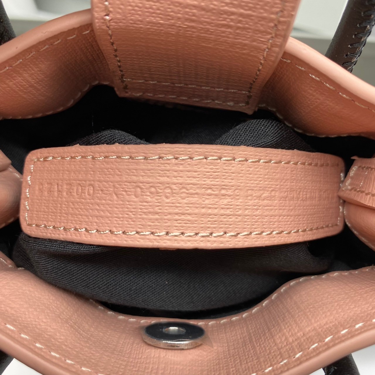 หนังแท้ BALENCIAGA Shopping Phone Pouch leather tote พกกระเป๋าช้อปปิ้งขนาดมินิ ไปทุกที่ในฤดูกาลนี้ ดีไซน์ที่ใช้ได้ทุกวันตั้งแต่หนังแบบมีเท็กซ์เจอร์ ภาพสินค้าถ่ายจากงานขายจริง ใช้งานต่างประเทศได้