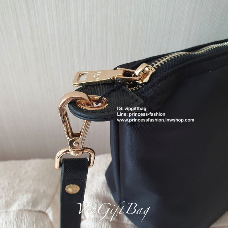 Best Seller ~~ งานพรีเมี่ยมกิ้ฟ จากเคาเตอร์ต่างประเทศ จากแบรนด์ PRADA เป็นกระเป๋า เครื่องสำอางค์ แต่มีสายสะพายยาวให้ 2 สาย เป็นแบบคล้องแขน และสะพายข้างลำตัว ใช้เป็น shoulder bag ได้เลยค่า หรือ ถือลำลองสวยๆ ก้อเลิศค่ะ คุ้มมากค่ะ ภายในมีช่องแบ่งเก็บของอย่าง