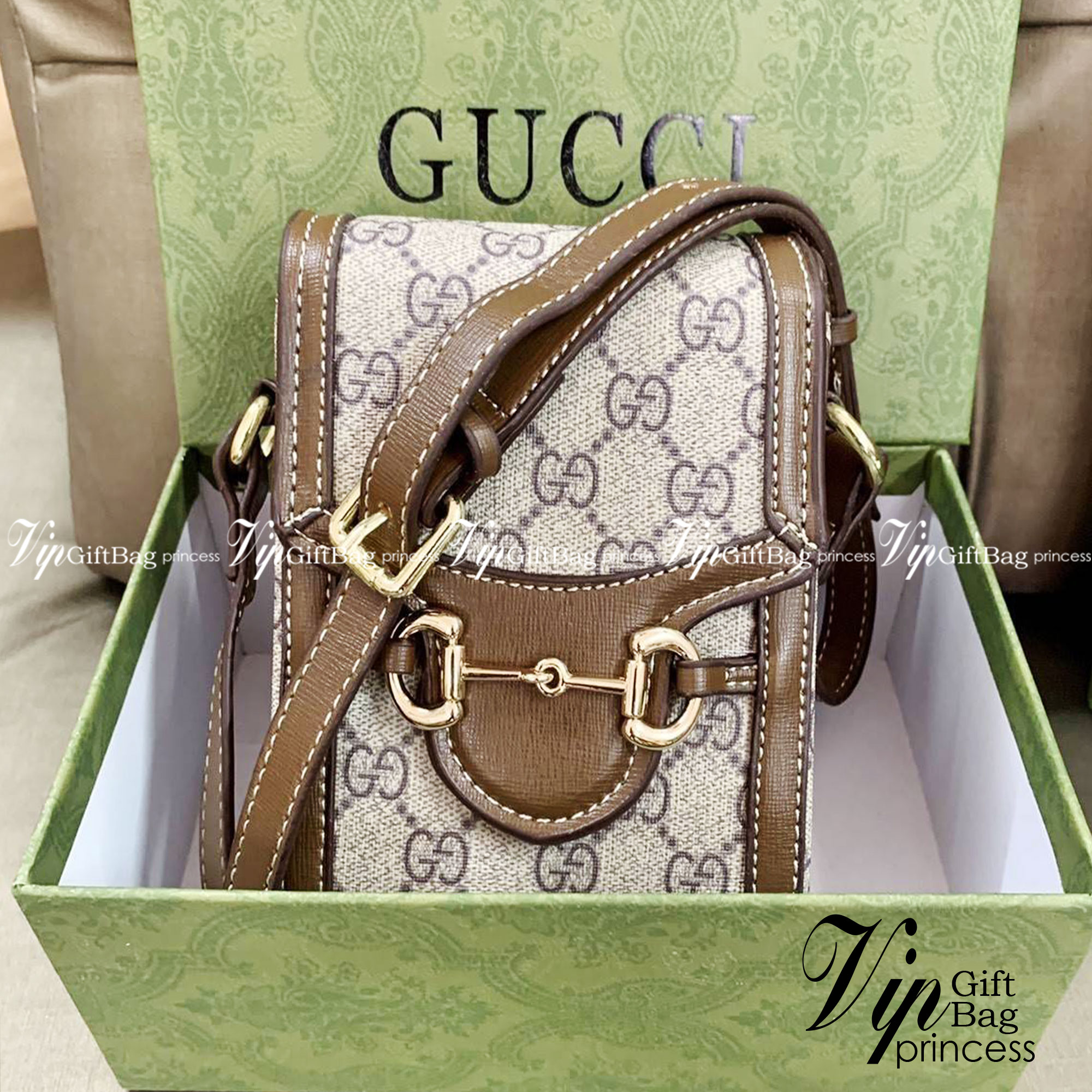 Gucci Horsebit 1955 Phone Bag with Strap กระเป๋าสะพาย กระเป๋าใส่โทรศัพท์ งานแฟชั่นคลาสสิก หนังผสมวัวแท้สีน้ำตาล อะไหล่สวย ดีไซต์สัญลักษณ์วงแหวนตามแบบฉบับ GG มาพร้อมกล่องแบรนด์และสายสะพายยาวที่สามารถปรับระดับได้ พร้อมส่งให้สะพาย สวยๆ กันแล้ววันนี้ ใบนี้ mu