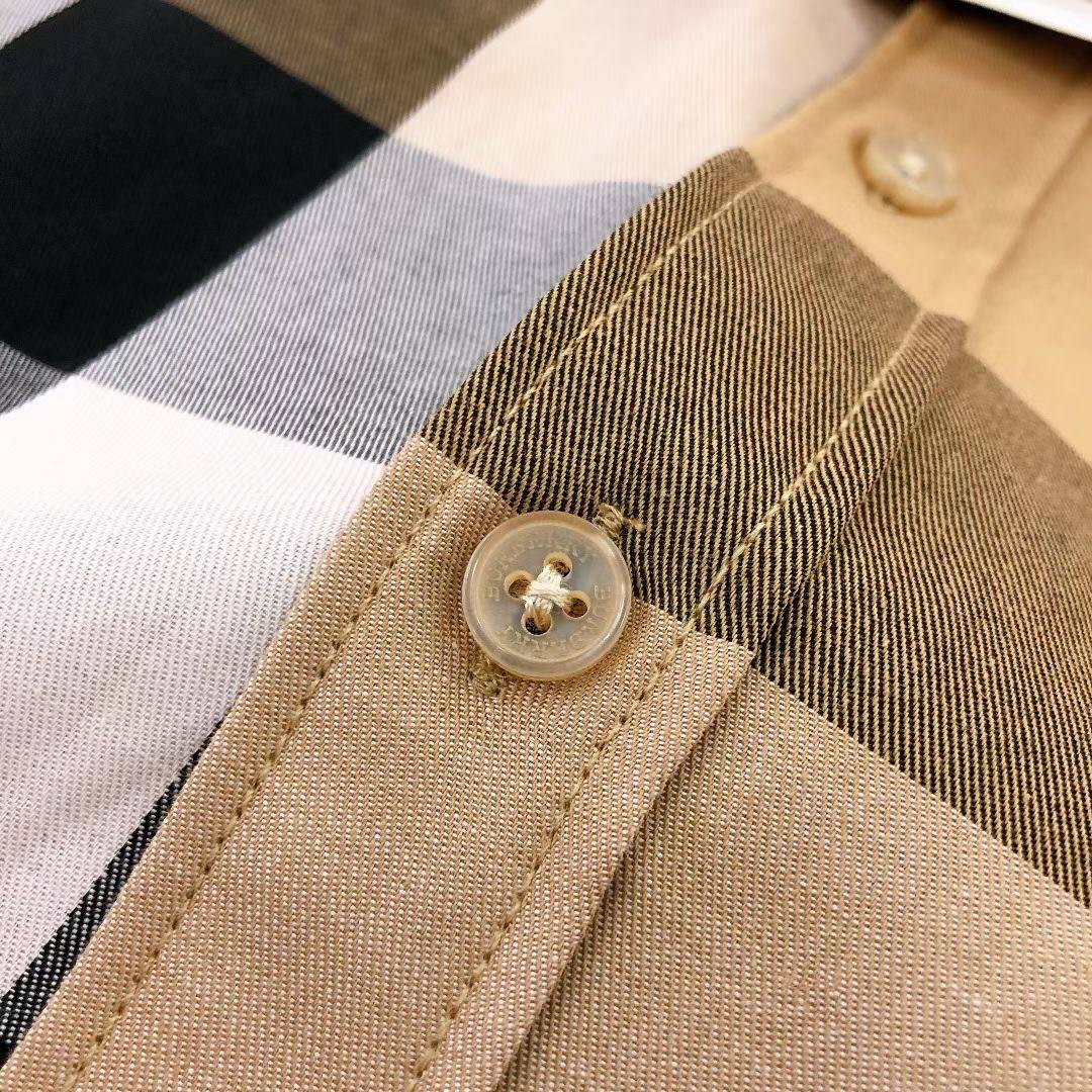 BURBERRY SHIRT / BURBERRY SHORT SLEEVE VINTAGE CHECK SHIRT เสื้อเชิ้ตแขนสั้นแบรนด์เบอเบอรี่ ลายสก็อตสุด classic เรียบหรู ดูดี ภูมิฐานมากๆค่ะ สินค้านำเข้าคุณภาพเทียบแท้ งานสวยเทพ เนื้อผ้าอย่างดี เป๊ะมาก รับประกันความพอใจเลยนะคะ ใส่เป็นเชิ้ตติดกระดุมเนี๊ยบๆ