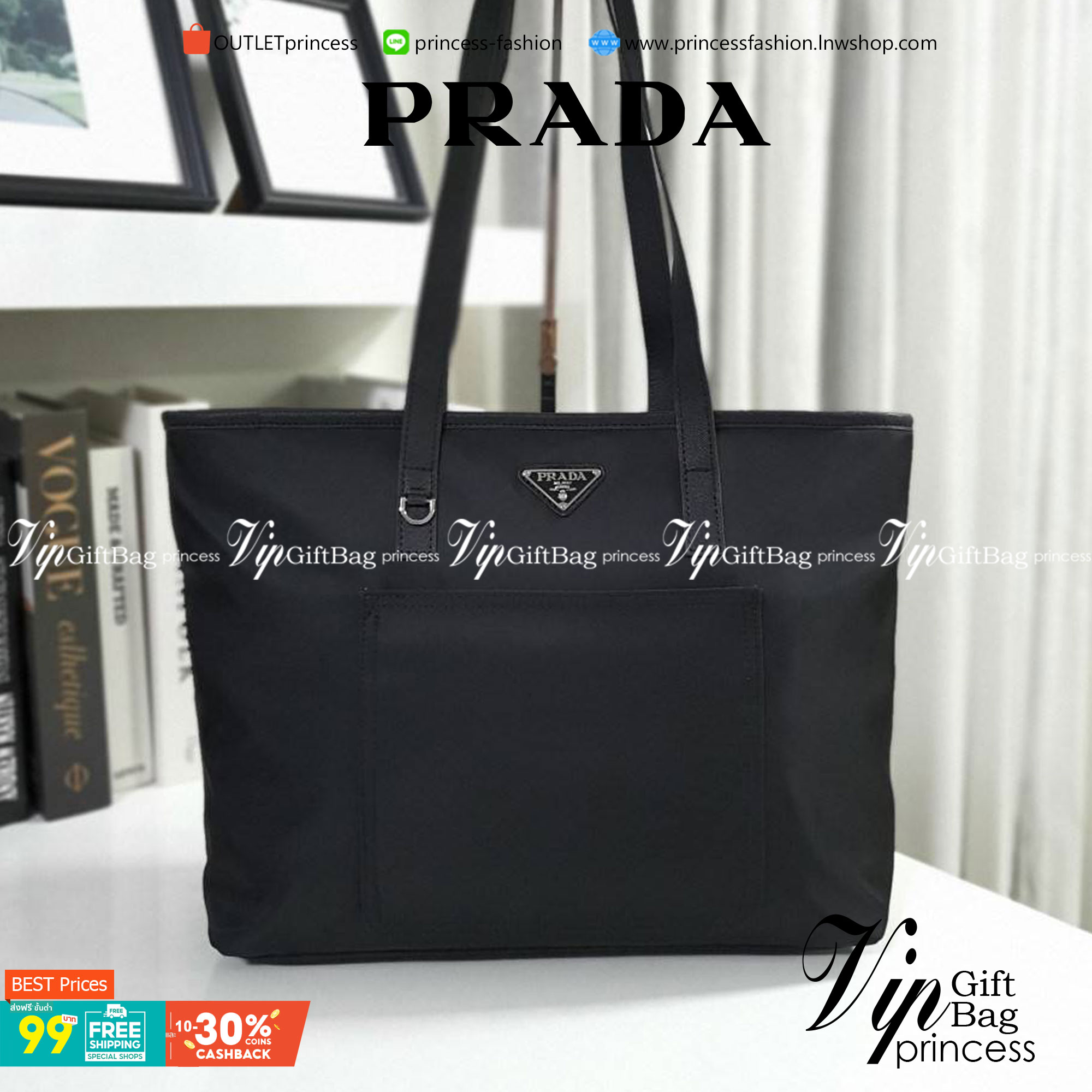งานพรีเมี่ยมกิ้ฟท์แบรนด์ดังอย่าง PRADA NYLON กับรุ่น TOTEBAG กระเป๋าสะพายไหล่ ใบนี้วัสดุเป็น NYLON กันน้ำทั้งใบมาพร้อมอะไหล่สีเงิน ด้านหน้ามีช่องแยกใส่ของและประดับด้วยโลโก้แบรนด์สวยหรู ภายในมีช่องซิปแยก1ช่อง สามารใส่ A4 ipad ได้ทุกรุ่น ใบเดียวใช้ได้ทุกโอก