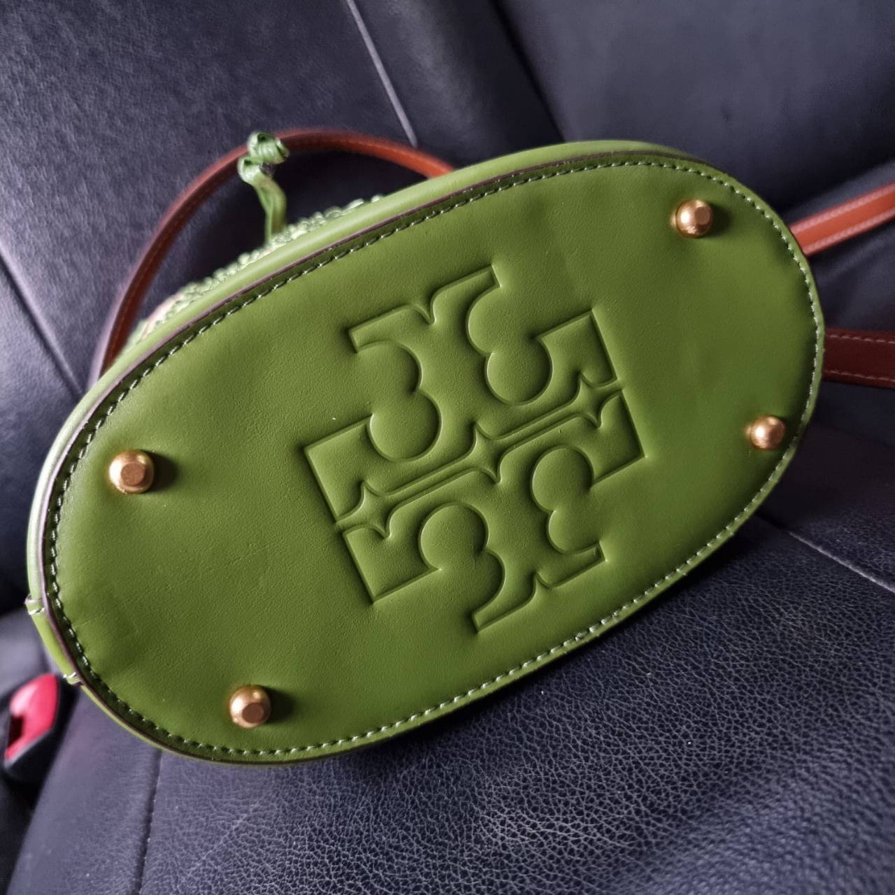 TORY BURCH T MONOGRAM STRAW BUCKET BAG NATURAL/SHISO 🌿สวยงามสะดุดตามากๆค่ะ จัดหนักกันไปเลยจ้า กับรุ่นที่สาวๆรอคอย พร้อมเสิร์ฟความสวยให้ถึงบ้านแล้วน้า กระเป๋าบัคเก็ตทรงยอดนิยม ดีไซน์ใหม่ล่าสุด ยูนีคไม่เหมือนใคร ลายสานเต็มใบพร้อมปักโลโก้เอกลักษณ์สีเ