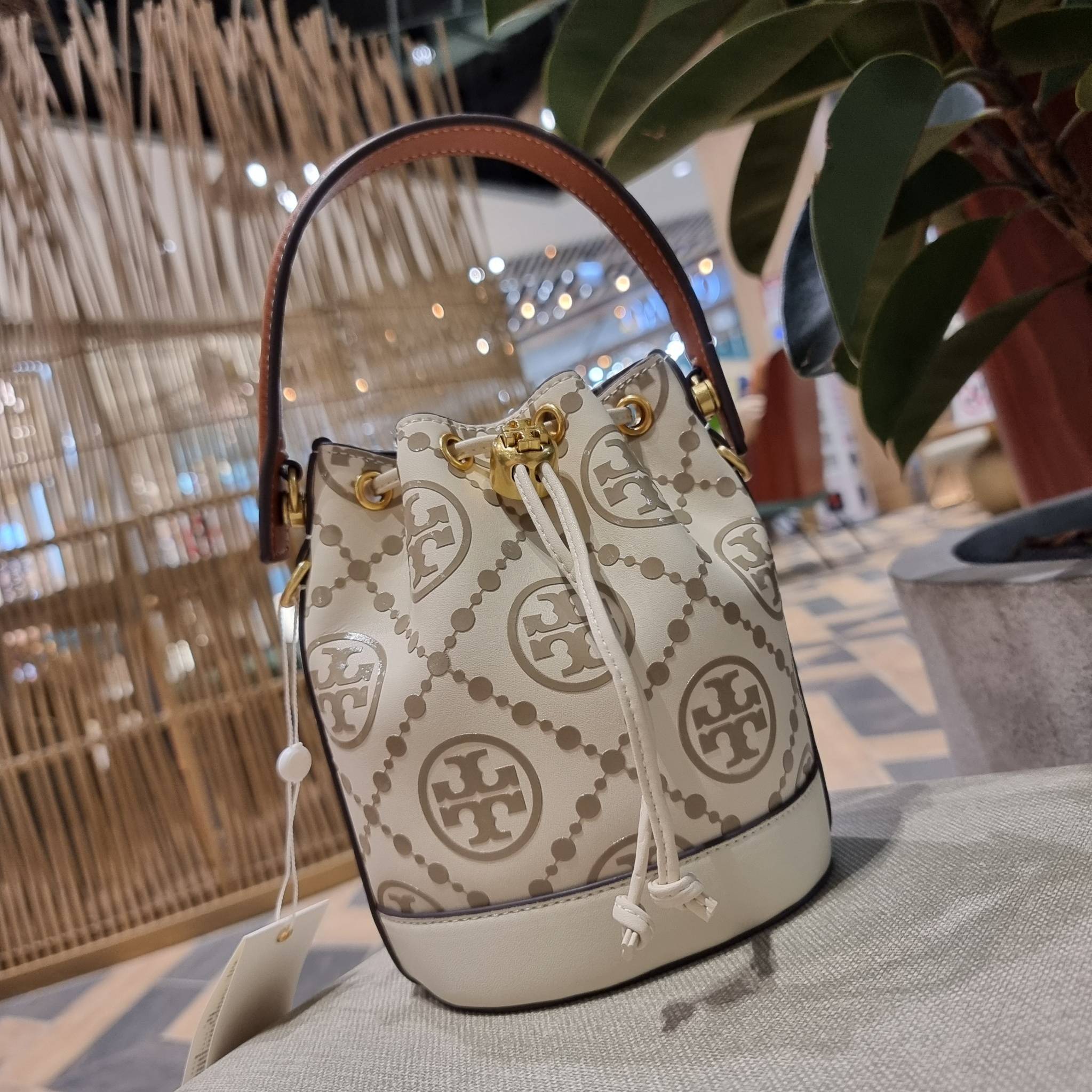 TORY BURCH T MONOGRAM EMBOSSED MINI BUCKET BAG คอลเลคชั่นใหม่ กับกระเป๋าบัคเก็ตทรงยอดนิยม ในไซส์มินิ ดีไซน์ใหม่ล่าสุด สวยลูกคุณหนู หรูหรา!! ด้วยดีเทลผิวลายนูนลวดลายเอกลักษณ์ วัสดุหนังแท้ ปากกระเป๋ารูดเปิด-ปิดได้ มีหูจับในตัว สะดวกใช้ไปอีก และมีสายสะพายข้า