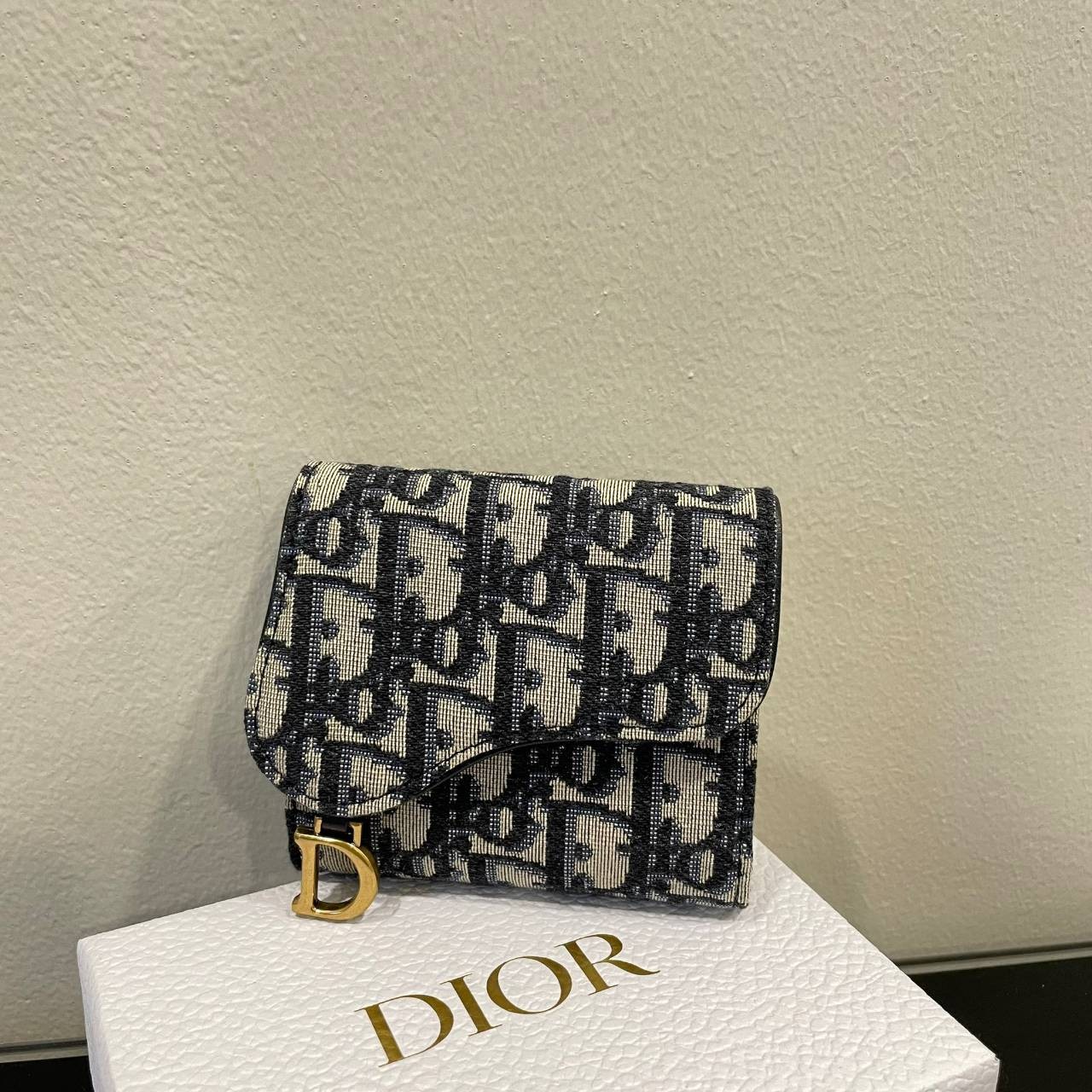 ORI 🥂DIOR Wallet Saddle Lotus / Dior tri-fold wallet เกรดออริจินอล กระเป๋าสตางค์ 3 พับ วัสดุหนังแท้ และผ้า Jacquard อย่างดี ทอสวยงามที่สุด ผสมผสานความสง่างามและคลาสสิกที่เข้ากับยุคสมัย ด้านหน้าโดดเด่นด้วยซิกเนเจอร์ของ Christian Dior อะไหล่สีทองอ่อ