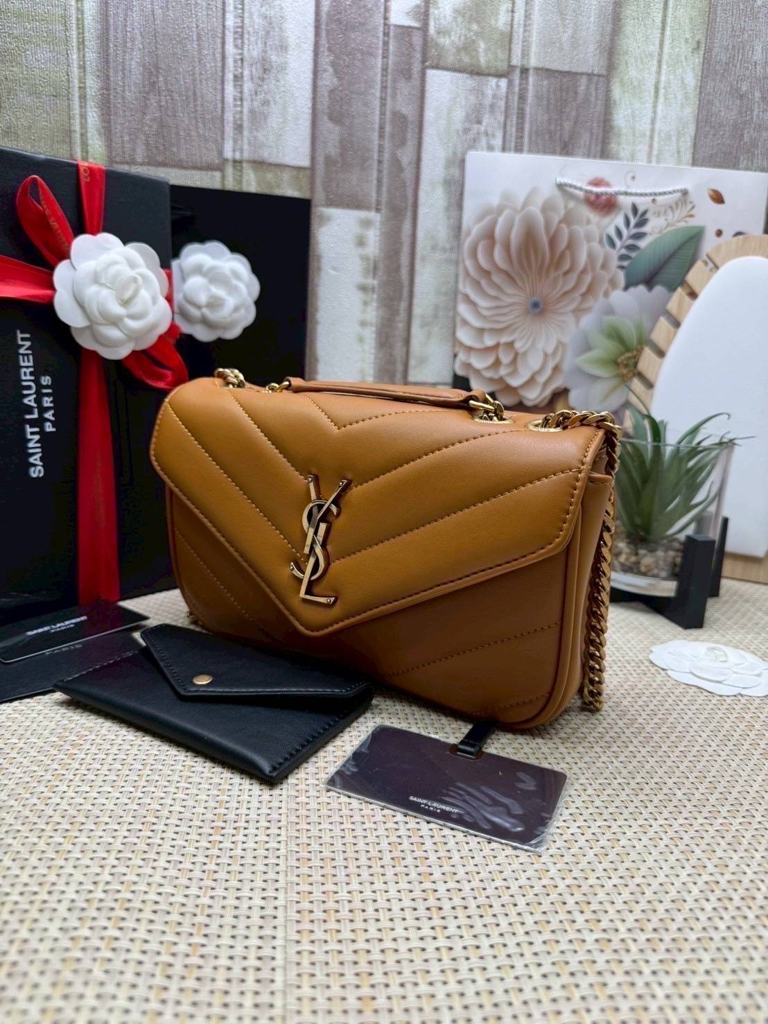 ORI หนังแท้ | YSL LOULOU small in MATELASSÉ กระเป๋าสะพายสายโซ่าีทองหรูหรา งานหนังแท้เนื้อนุ่มตะเข็บเย็บลายเชฟรอนสวยหรูโดดเด่นเป็นเอกลักษณ์ 🤍 เกรดออริจินอล หนังแท้