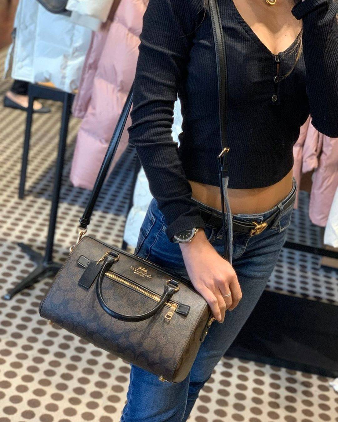 COACH ROWAN SATCHEL IN SIGNATURE CANVAS (COACH F83607)🌺ระดับตัวTOP ยกให้เธอเลย กับรุ่นนี้💃//หมอน 10" รุ่นมีช่องซิปด้านหน้า สามารถแยกเก็บของสำคัญๆได้อย่างเป็นสัดส่วน สำหรับใครที่ชอบกระเป๋าที่จุของได้เยอะๆ รุ่นนี้ตอบโจทย์ได้เลย แนะนำว่า