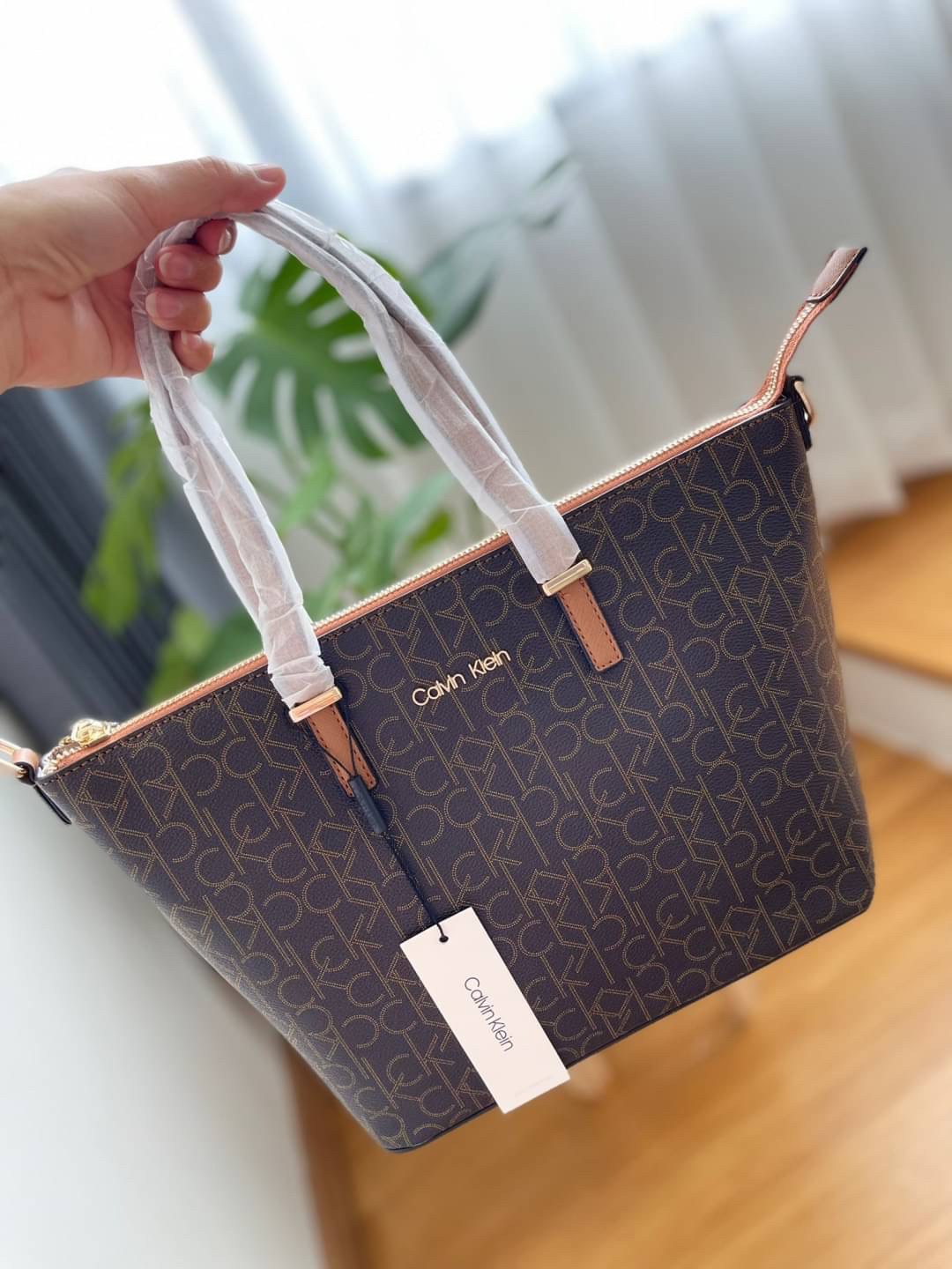 CALVIN KLEIN TOTE BAG กระเป๋าทรงช้อปปิ้งจากแบรนด์ Calvin Klein หนังดี ทรงสวยมากกมา พร้อมกับสายสะพายหนัง ถอดได้ ปรับระดับได้ เปิดปิดด้วยซิปบน ภายในโล่งกว้างซับในอย่างดี