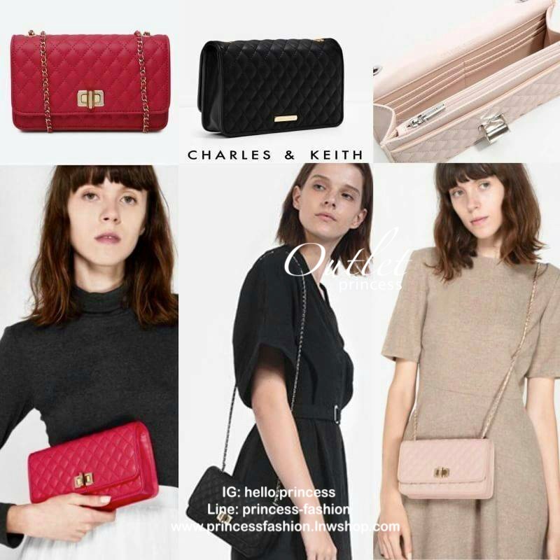 CHARLES & KIETH MINI CLUTCH BAG กระเป๋าสะพายทรงคลัชรุ่นยอดนิยมดีไซน์คลาสสิควัสดุหนังนิ่มลายตารางสวยอยู่ทรงขนาดมินิสไตล์ Chanel เปิดปิดด้วยตัวล๊อคแบบบิดอะไหล่ทอง ด้านหลังประดับโลโก้แบรนด์สวยดูดี มาพร้อมสายสะพายโซ่ร้อยหนัง Crossbody ได้สามารถซ้อนสายสะพายไหล