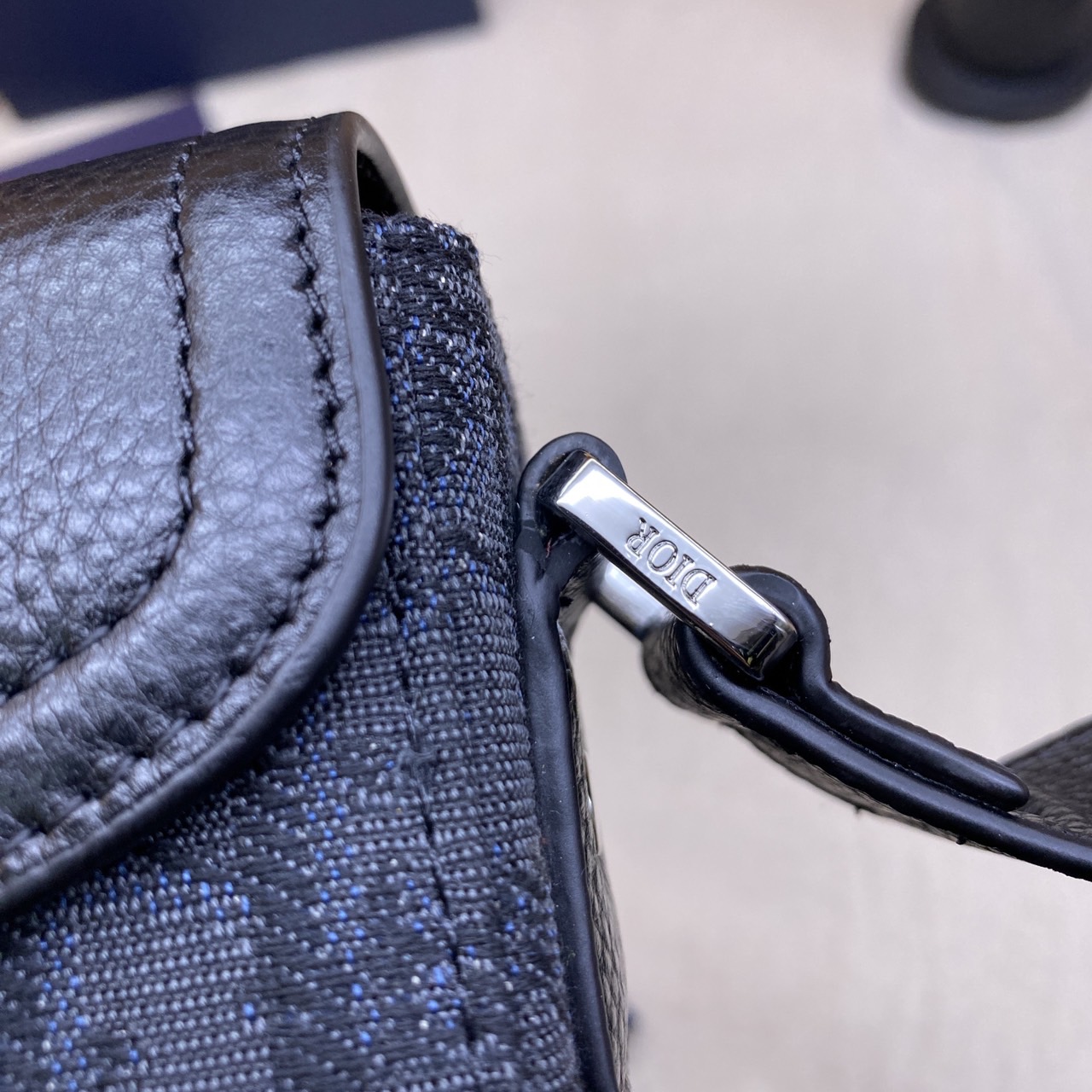 DIOR Small Saddle Messenger Bag with Flap กระเป๋าทรงแมสเซ็นเจอร์รุ่นฮิต เกรดออริ สลับแท้ 1:1 ใช้ต่างประเทศได้