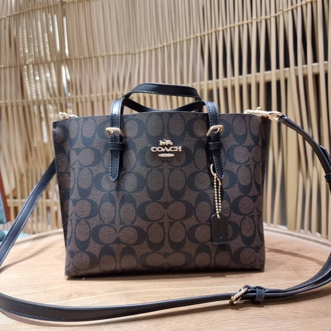 OUTTLET 】COACH MOLLIE TOTE 25 (C4250 C4084) น้องคนสวยอีกหนึ่ง!! กระเป๋าโท้ทไซส์เล็กที่สาวๆหลงรัก ดีไซน์คลาสสิคเหมือนเดิม เพิ่มเติมคือสะดวกขึ้นเยอะ!! ย่อส่วนมาจากใบใหญ่เป๊ะๆ น่ารักน่าใช้มากๆ วัสดุหนัง crossgrain ทนทาน ใช้งานง่าย เรียบหรูดูดีม้าก!! ภายในโล่