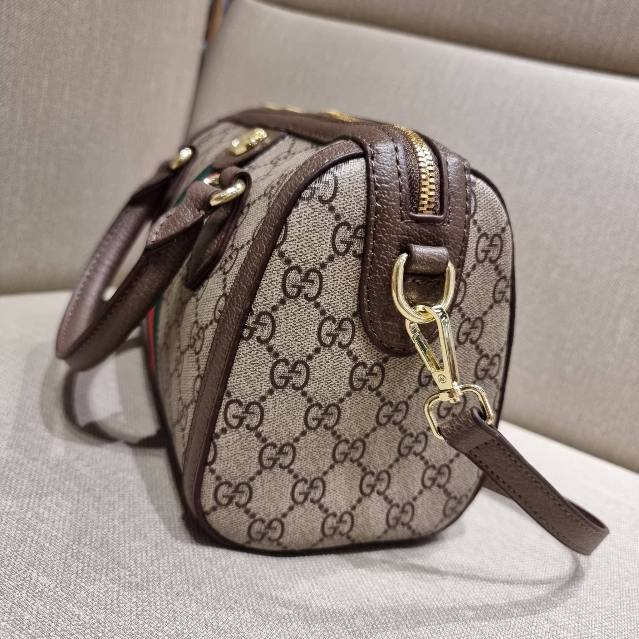 VIP 】GC CLASSIC DUFFLE BAG VIP GIFT กระเป๋าถือทรงหมอนสวยคลาสสิค สินค้าพิเศษจากเคาน์เตอร์ duty free แถมฟรี!! โบว์ผ้าลายแบรนด์ สำหรับตกแต่งหูกระเป๋า ผูกเป็นโบว์ หรือพันถนอมหูกระเป๋าก็ดูหรูมาก วัสดุหนังแคนวาส ดีไซน์แถบคาดโดดเด่น สวย หรู ใบจริงสวยมาก! เปิด-ปิ