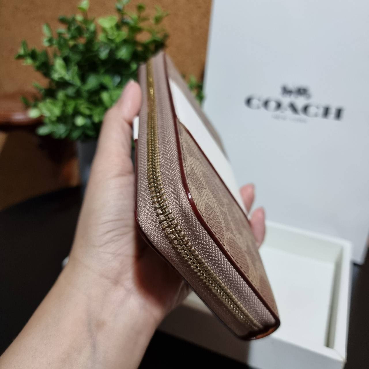 ของแท้ 💯% COACH 31546 ACCORDION ZIP WALLET IN COLORBLOCK SIGNATURE CANVAS กระเป๋าสตางค์ใบยาวรุ่นขายดี!! ขายหมดทุกสี!! 🔥🔥 สาวๆต้องยกให้เป็นไอเท็มที่ขาดไม่ได้เลยน้า วัสดุหนังแคนวาสเคลือบ ภายในเป็นหนังแท้ เปิด-ปิดด้วยซิปรอบ ใส่บัตรได้