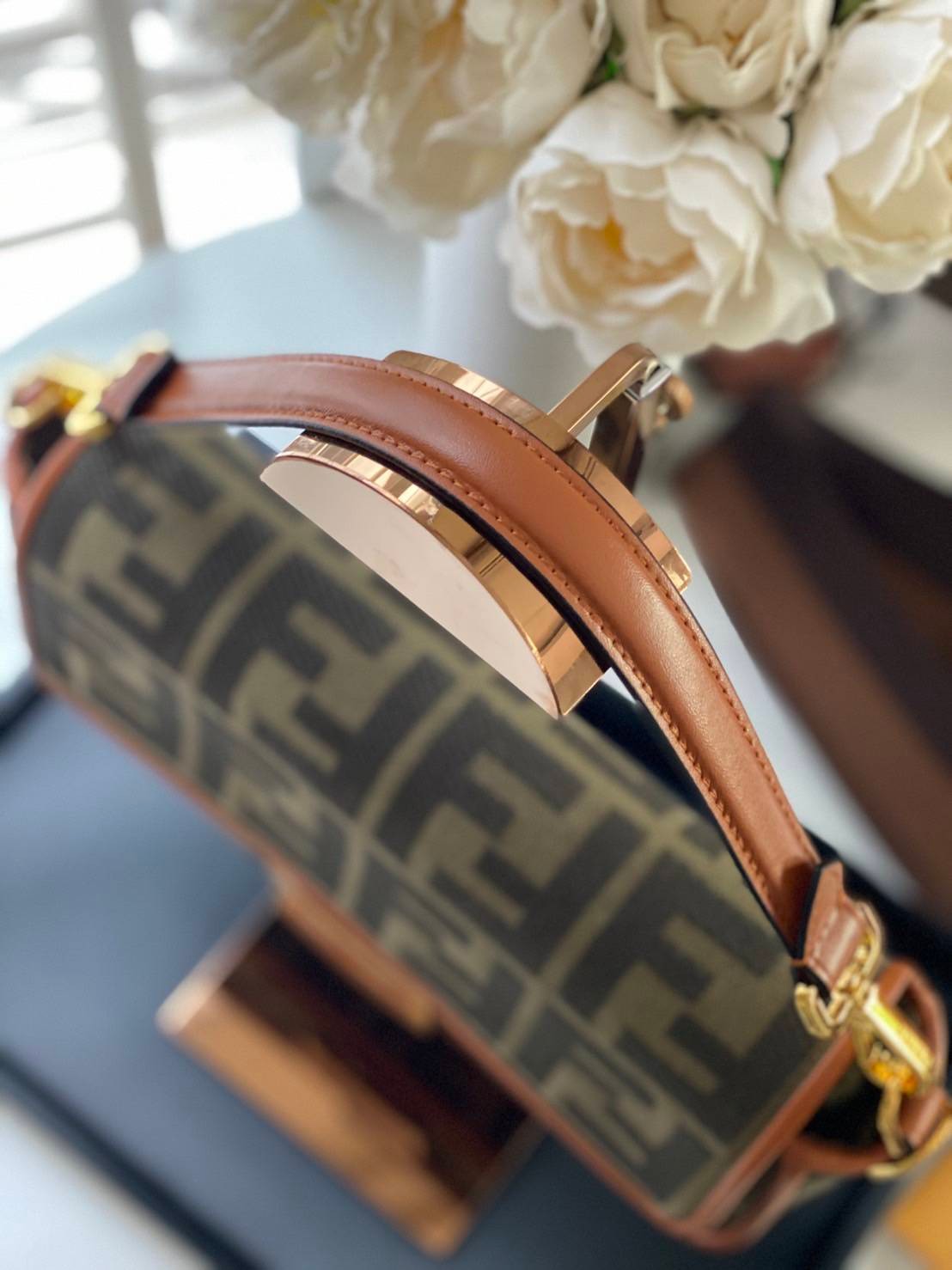 FENDI BAGUETTE BAG roma Lamb skin กระเป๋าสะพายสวยหรู โดดเด่น ดีไซน์ปั๊มโลโก้รอบใบ วัสดุหนังแท้ สลับผ้าแคนวาส มาพร้อมสาย 2 แบบ สำหรับคล้องแขน และสายครอสบอดี้สีทูโทน ภายในเป็นช่องโล่ง ใส่โทรศัพท์ กระเป๋าสตางค์ใบยาวได้สบายๆ ครบเซ็ทพร้อมเสิร์ฟความสวยให้ถึงบ้า