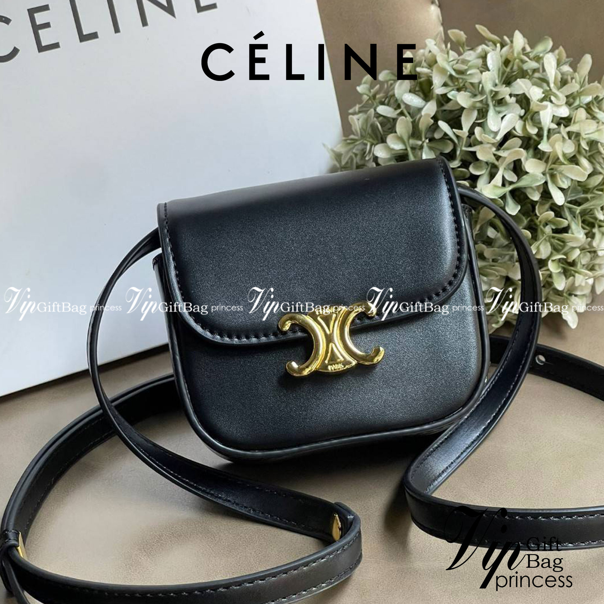 CELINE MINI TRIOMPHE IN TRIOMPHE CANVAS กระเป๋ามินิทรงชิค ดีไซน์รูปกล่องสุดแสนมินิมอล สามารถสะพายแบบ Crossbody และยังเป็น Belt Bagได้อีกด้วย วัสดุแคนวาสลาย Triomphe แบบไม่มีตกยุค ด้านหน้าโดดเด่นด้วยโลโก้สีทอง เป็นอีกหนึ่งตัวเลือกให้คุณเลือกสะพายในชีวิตประ