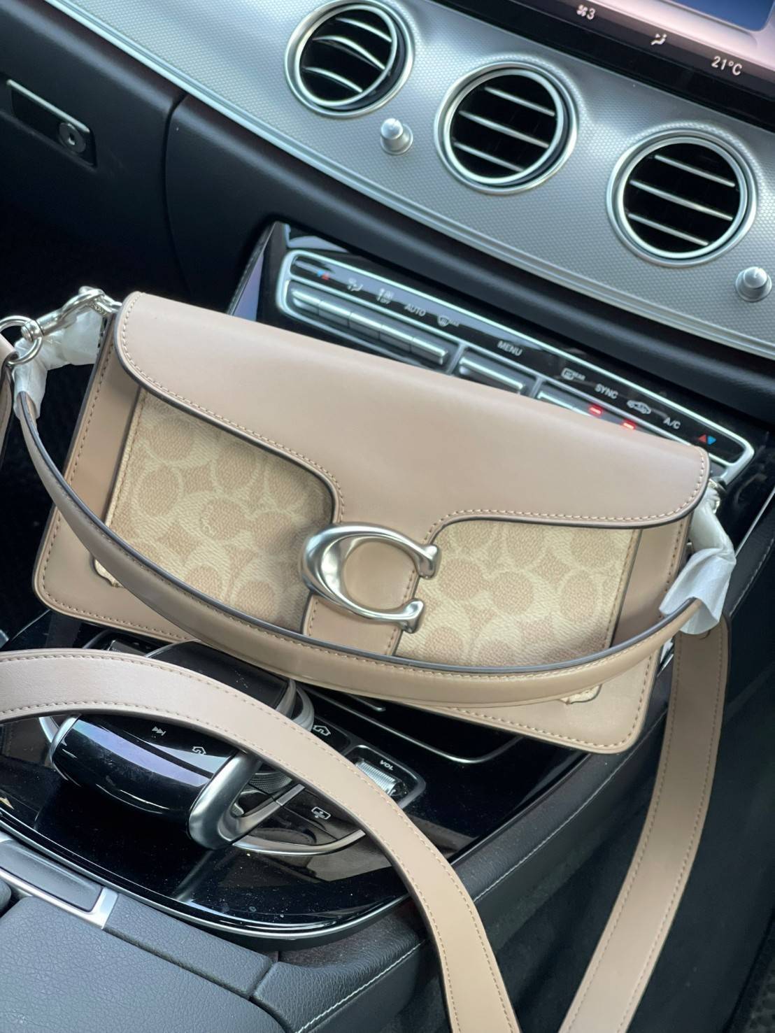 Coach tabby shoulder bag ให้ลุคเก๋ ๆ ด้วยสีและลวดลายคลาสสิกตามแบบฉบับสาว Coach กระเป๋าสะพายไหล่สุดคลาสสิกรุ่นนี้ เป็นรูปทรงสี่เหลี่ยมผืนผ้าที่เข้าได้กับสาว ๆ ทุกสไตล์ หมุดสำหรับเปิดปิดกระเป๋าที่เป็นรูปตัว C ทำให้ได้กระเป๋าที่บ่งบอกความเป็น Coach ได้อย่างส