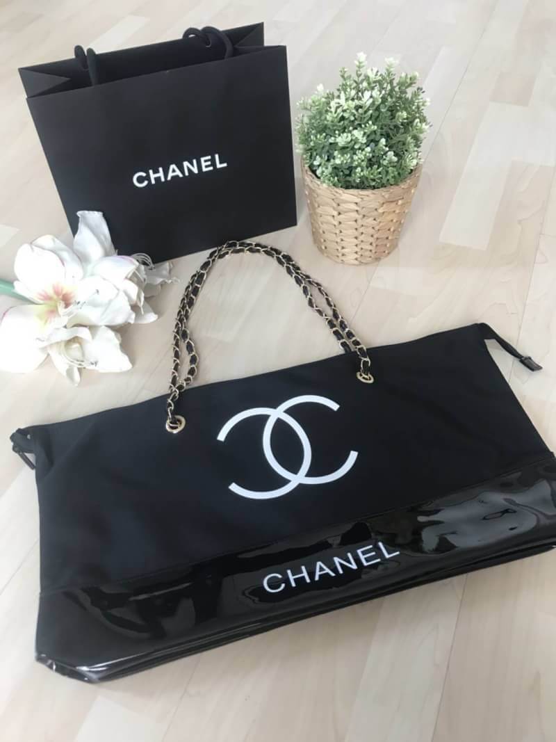 New Gorgeous☆☆ กระเป๋าใบใหญ่ทรง Tote จากแบรนด์ Chanel VIP gift Bag ทำจากผ้าหนา Polyester ฐานล่างกระเป๋าทำจากหนังแก้วผิวมันเงา สวยหรู สกรีนโลโก้ชาแนลหน้าหลัง หัวซิปปั้มโลโก้ ด้านในเป็นช่องกว้าง และมีอีกหนึ่งช่องเก็บของ รุ่นนี้สะพายไหล่เป็นสาย