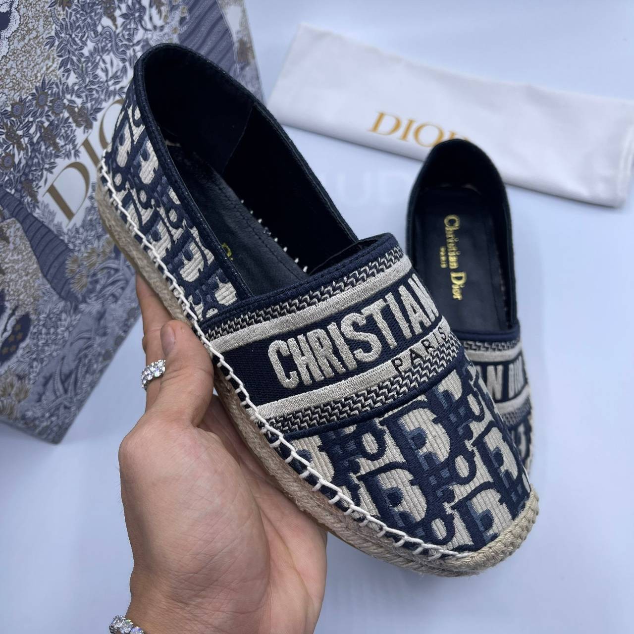 DIOR GRANVILLE ESPADRILLE Oblique Embroidered Cotton รองเท้าที่เป็นเอกลักษณ์ ที่สุดแห่งความหรูหราที่ใช้งานได้ทุกวัน ตัดเย็บจากผ้าฝ้ายปักลาย ประดับด้วยรายละเอียดสวยงาม งานเกรดออริจินอล 1:1 เหมือนที่สุด ภาพสินค้าถ่ายจากงานขายจริง ไม่โป๊ะแตกแน่นอนค่า