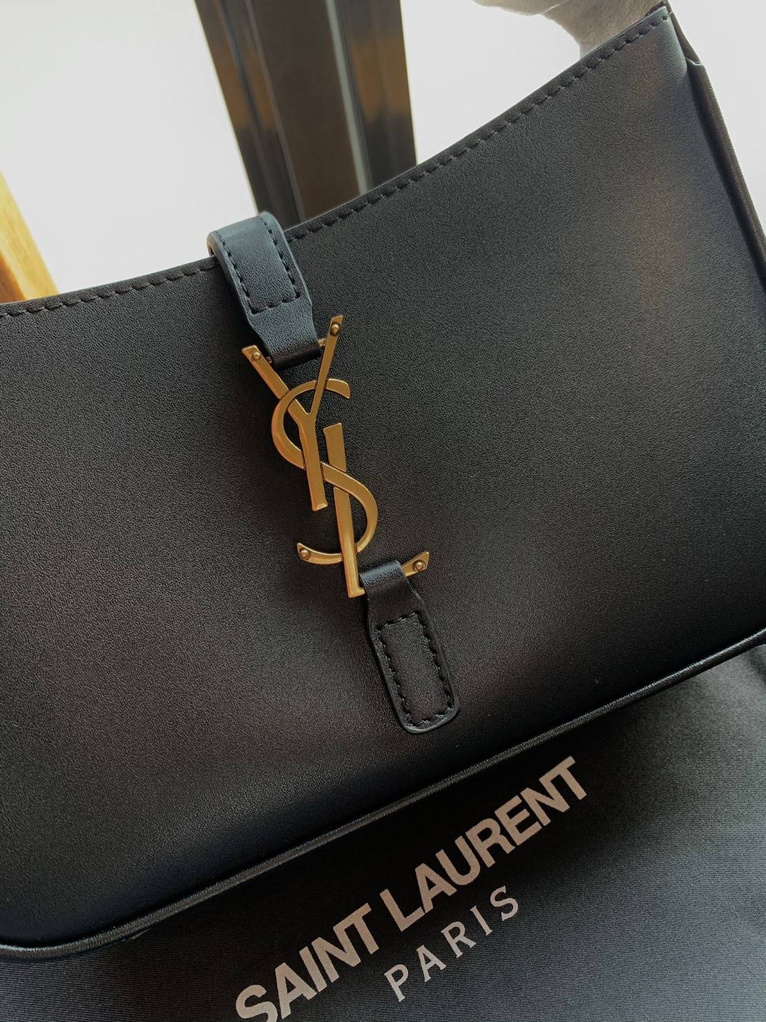 สวยสะกดทุกสายตา แรกเห็นก็หลงรักแล้วจ้าา VIP YSL Le 5 à 7 mini leather shoulder bag / YSL HOBO BAG กระเป๋าที่ดูหรู และคลาสสิคมากๆ ในตอนนี้ หนังแท้อย่างดี สัมผัสแล้วรู้สึกถึงความนิ่มของหนังเลยค่ะ