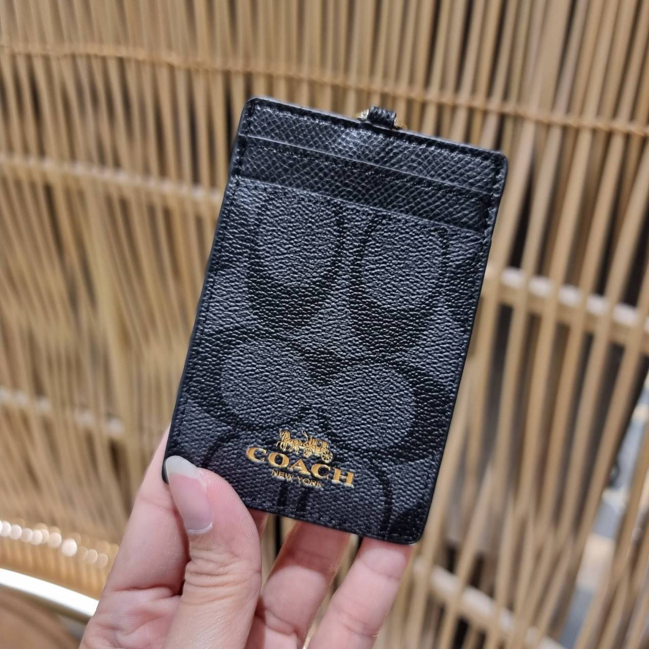 COACH ID LANYARD IN COLORBLOCK SIGNATURE CANVAS ง่ายๆแบบไม่ธรรมดา!! คลาสสิคแต่มีดีเทลโดดเด่น!! กระเป๋าถนอมบัตร พร้อมสายคล้องคอ ดีไซน์ลวดลายสวย ดูดีทุกแบบ ใช้งานง่าย พกพาสะดวก จะใส่บัตรพนักงาน บัตรเครดิต บัตรปชช. ใบขับขี่ และบัตรอื่นๆที่อยากจะใส่!! ตามใจไป