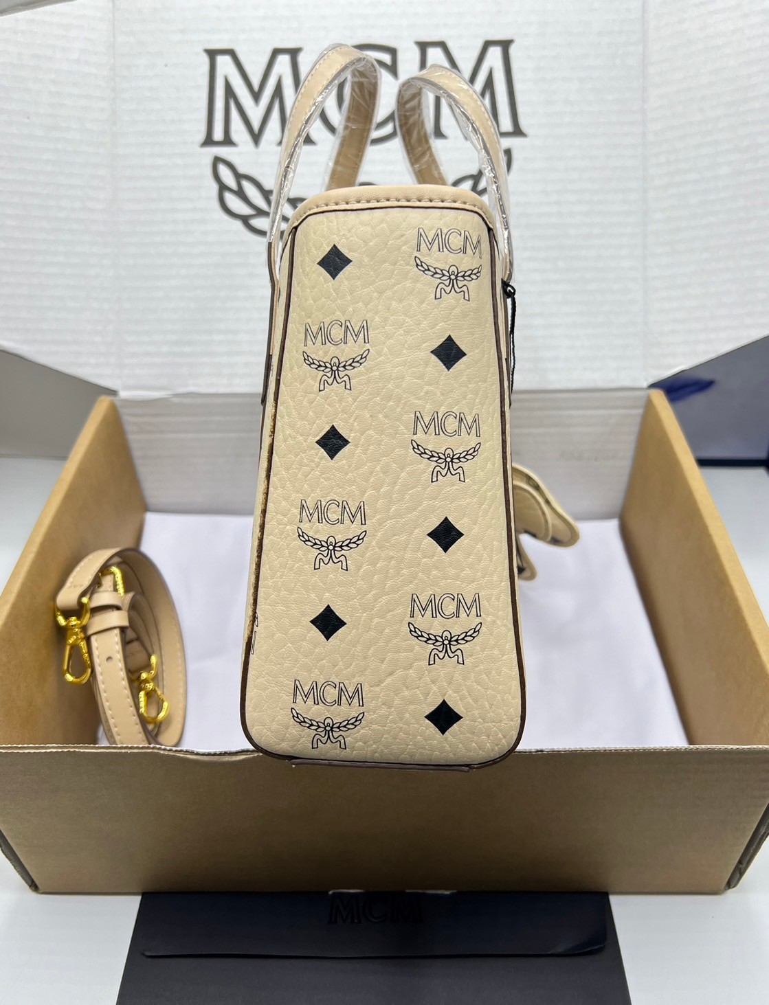 M.C.M Toni Top-Zip Shopper in Visetos กระเป๋าทรงโท้ท พร้อมพวงกุญแจน้องหมาห้อย พิมพ์ลายสวยงาม เกรดท็อปออริ 1:1 สลับแท้ ใช้งานต่างประเทศได้