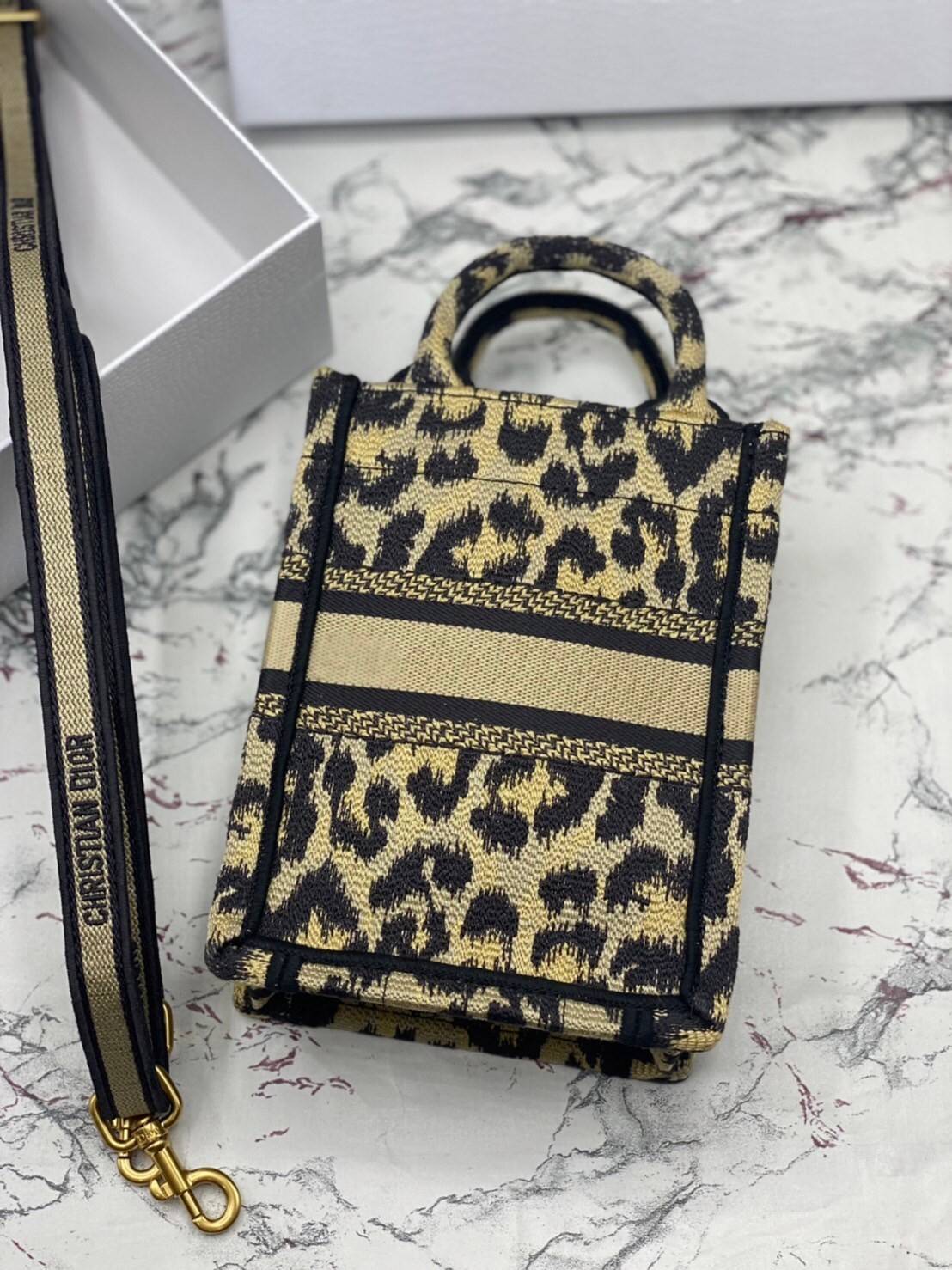 ORI 】Mini Dior Book Tote Phone Bag Beige Multicolor Mizza Embroidery พร้อมส่งที่ไทย ภาพสินค้าถ่ายจากงานขายจริง ใช้งานต่างประเทศได้ กระเป๋าใบมินิจะใส่โทรศัพท์ได้เช่นเดียวกับของใช้จำเป็นเล็กๆ น้อยๆ ในแต่ละวัน มาพร้อมสายสะพายไหล่แบบปักที่ปรับได้และถอดออกได้ 
