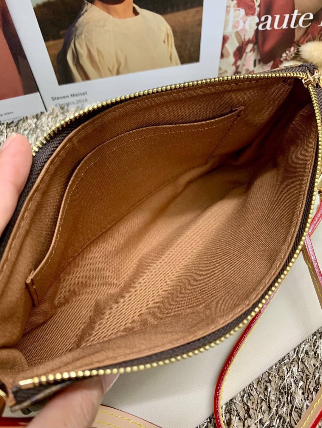 น้องน่ารักน่าใช้มากๆค่ะ LOUIS VUITTON POCHETTE ((Premium Gift Lv)) กระเป๋าหิ้ว//คล้องไหล่//สะพายข้าง//หรือถือแบบคลัท ชิลๆได้เลยค่า หนังแกะแท้นิ่มสวย เปิดปิดกระเป๋าแบบซิป ภายในสามารถใส่กระเป๋าเงินใบกลางได้; มือถือได้;พาสปอร์ตได้;ของจำเป็นจุกจิกสาวๆได้เยอะเ